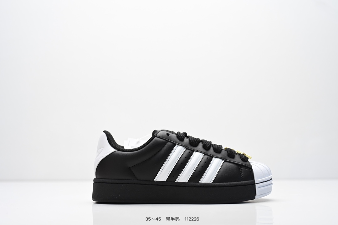 公司级阿迪达斯Adidas三叶草 Originals Superstar贝壳头系列低帮经典百搭休闲运动板鞋 蛇年限定款新年款经典运动鞋贝壳头 以白色为主 后跟和鞋舌标签辅以红色丝绸纹路 最大的亮点就是黑色三道杠区域采用蛇纹打造 后跟处带有白色’發‘字样 新年氛围感拉满 货号:JR7444 编号:112226