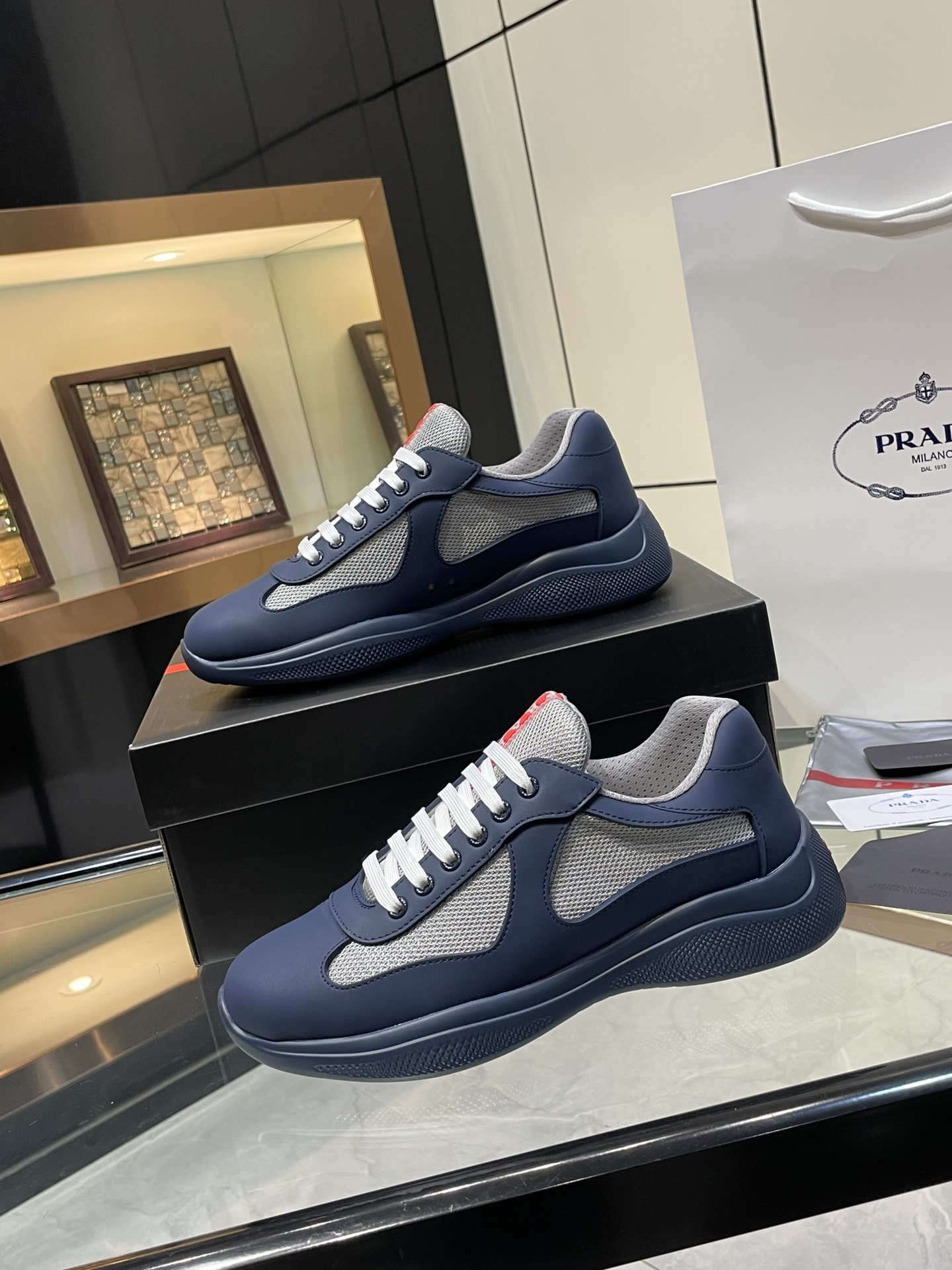 NO:621455,PRADA #prada #prada sports shoes Prada has become a household name and a brand recognized by everyone. General MacArthur once said: It's not that big brands can't afford it, but Prada is more cost-effective!  !  !  The perfect encounter between exquisite craftsmanship and fashionable style, every stitch and every thread weaves a fashion legend, every inch of leather tells the story of persistence in quality, every pair of Prada shoes is the epitome of the brand soul, exuding a noble, mysterious and fashionable atmosphere, allowing you to stand out in the fashion wave~~~ Available in eight colors, upper rubber, cowhide lining, cowhide insole, sole TPU suction mold 'original 1:1 private mold production' Size  39-47 '38.45.46.47 Customized and non-returnable' High version of the full set of airplane box packaging, original purchase, 1:1 production, prada, prada, sneakers, cowhide19860909PRADA #普拉达 #普拉达运动鞋 普拉达已是家喻户晓,众人口中认可的品牌,麦克阿瑟将军也曾说过:不是大牌买不起,而是普拉达更有性价比！！！ 精致工艺与时尚风格的完美邂逅,每一针每一线,都编织的时尚传奇,每一寸皮革,都诉说着品质的执着,每一双普拉达的鞋子都是品牌灵魂的缩影,散发着高贵、神秘且时尚的气息,让你在时尚的浪潮中脱颖而出~~~ 颜色八色供货 鞋面胶 内里牛皮 鞋垫牛皮 鞋底TPU吸模《原版1:1开私模制作》 尺码 39-47 《38.45.46.47定做不退换》 高版本飞机盒全套包装,原版购入,1:1制作,,prada,prada,sneakers,cowhide,Men's shoes