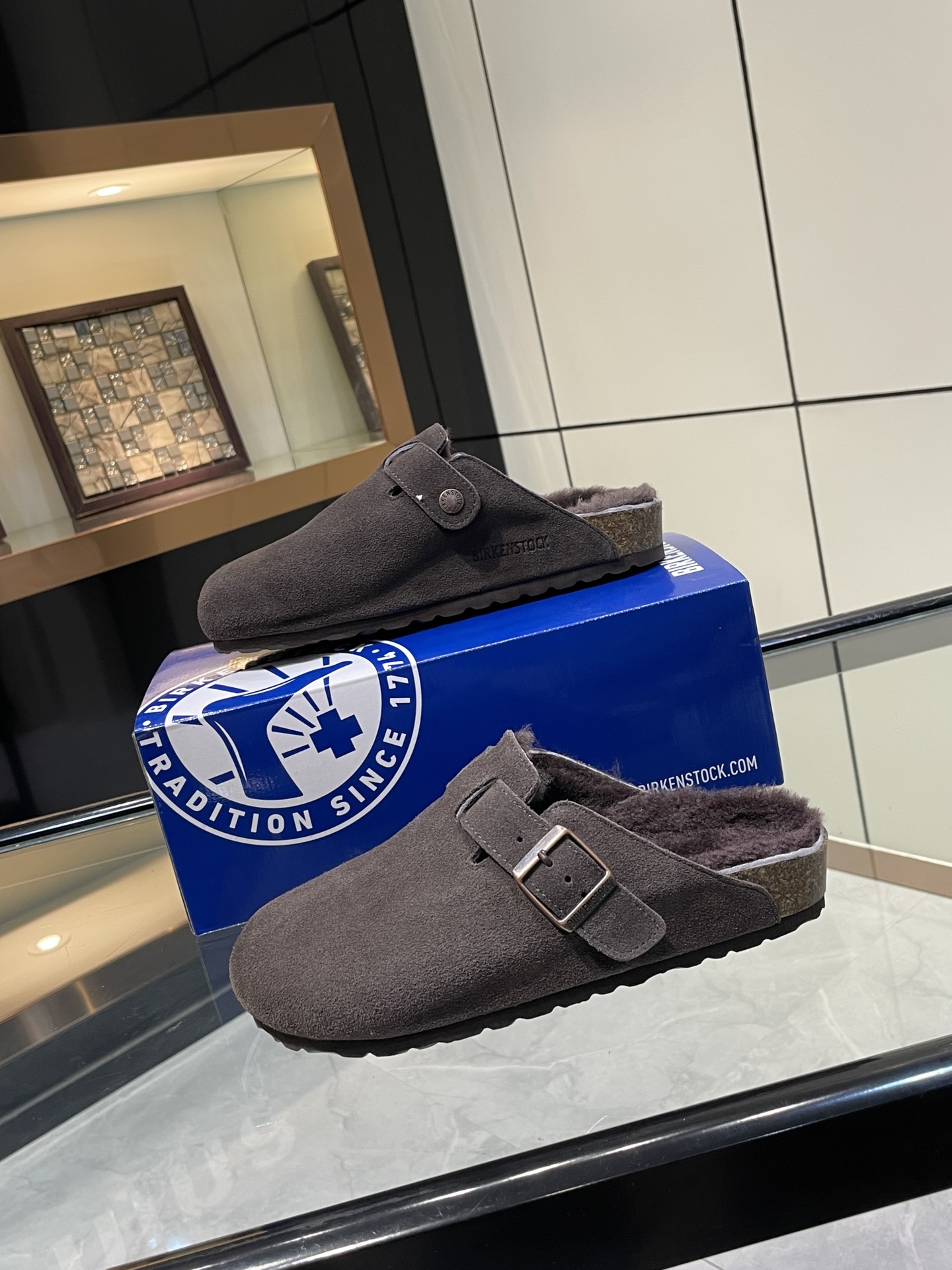 NO:621091,#Birkenstock #Birkenstock Couple model Birkenstock slippers Classic Birkenstock toe-toe slippers, its structure is based on ergonomic design, so that the structure of the foot bed perfectly fits the curvature of the foot. Simply put, it is comfortable on the foot, easy to put on and take off, fashionable and versatile. Fabric: imported cow lining: real wool Foot pad: real wool Foot bed: cork + high elastic PVC Sole: EVA rubber foam Size: Female 35-40  Male 38-45 Factory direct sales, fast shipping, birkenstock, slippers19860909#Birkenstock #勃肯 情侣款 勃肯拖鞋 经典款勃肯包头拖鞋毛拖,其构造鉴于人体工学设计,使脚床的构造完美的贴合脚的弧度,简单来说就是,上脚舒适,穿脱方便,潮而百搭 面料:进口牛猄 内里:真羊毛 垫脚:真羊毛 脚床:软木+高弹PVC 鞋底:EVA橡胶发泡 尺码:女35-40 男38-45 工厂直销,出货快,,birkenstock,slippers,Men's shoes