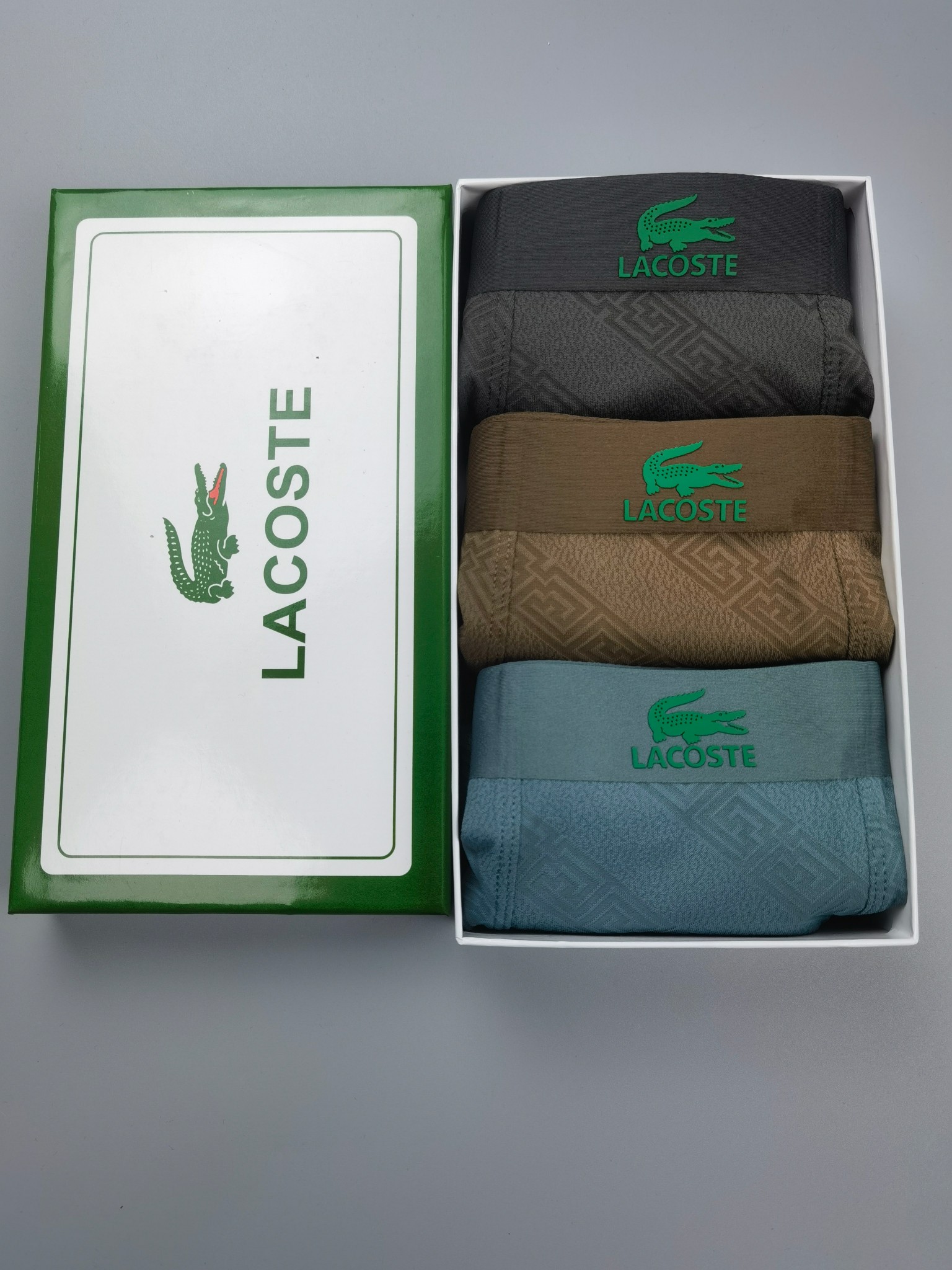 🆕🆕（LACOSTE）专柜最新款，最新款，绝对的原单品质，全手工切割工艺   专柜订制进口锦纶面料。  