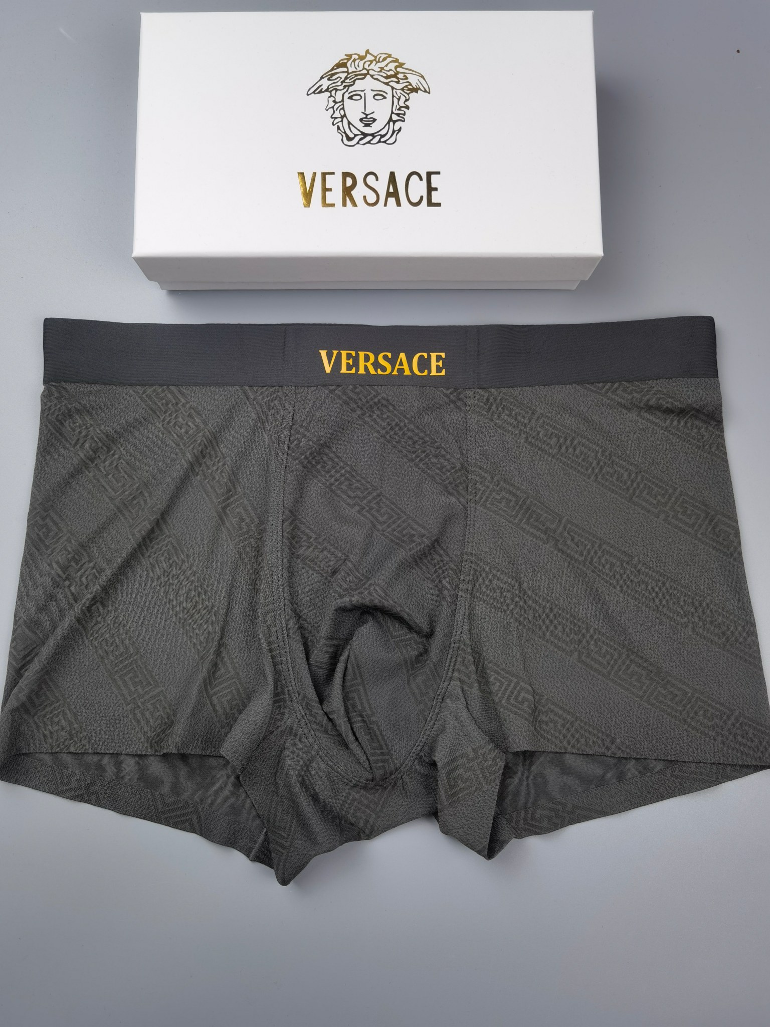 🆕🆕（VERSACE）专柜最新款，最新款，绝对的原单品质，全手工切割工艺   专柜订制进口锦纶面料。  
