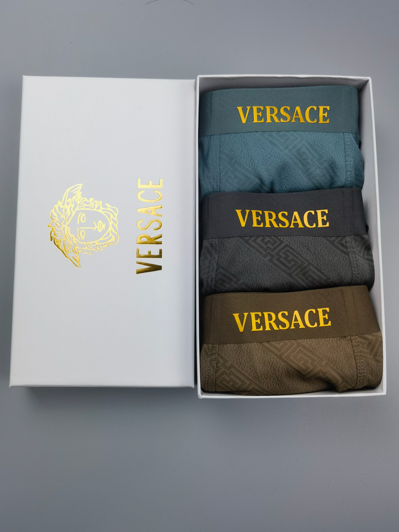 🆕🆕（VERSACE）专柜最新款，最新款，绝对的原单品质，全手工切割工艺   专柜订制进口锦纶面料。  