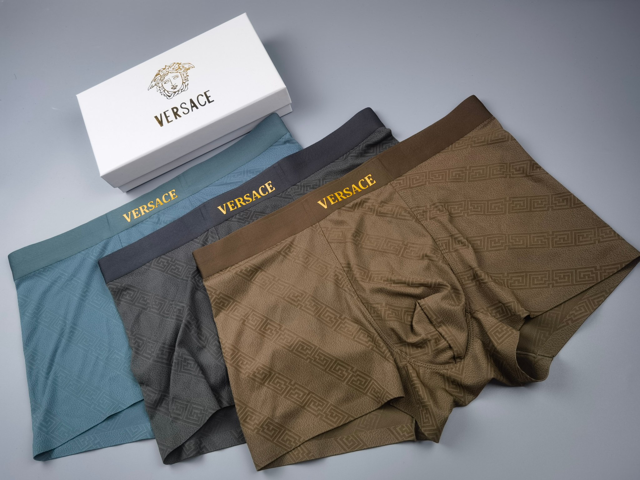 🆕🆕（VERSACE）专柜最新款，最新款，绝对的原单品质，全手工切割工艺   专柜订制进口锦纶面料。  
