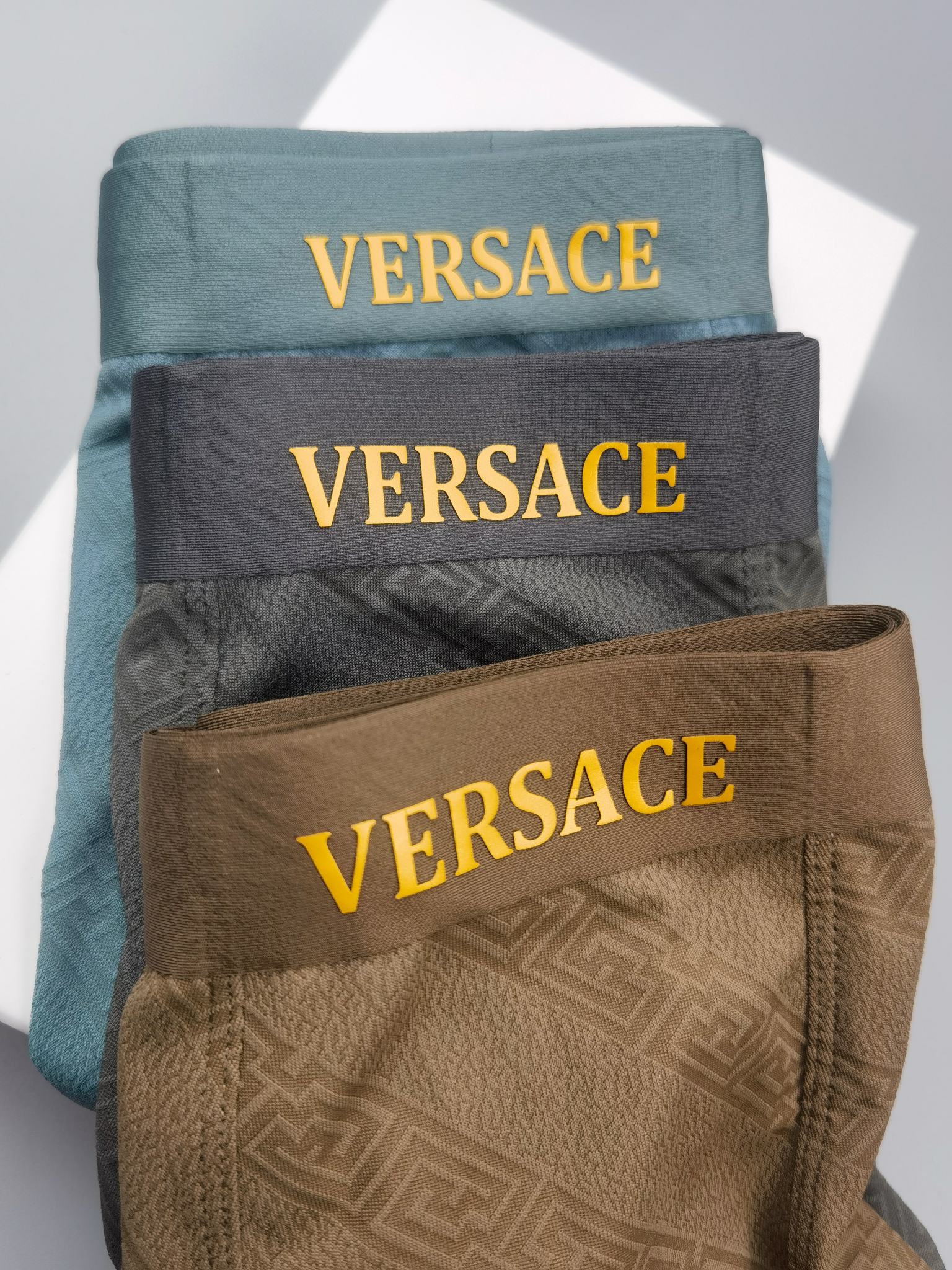 🆕🆕（VERSACE）专柜最新款，最新款，绝对的原单品质，全手工切割工艺   专柜订制进口锦纶面料。  