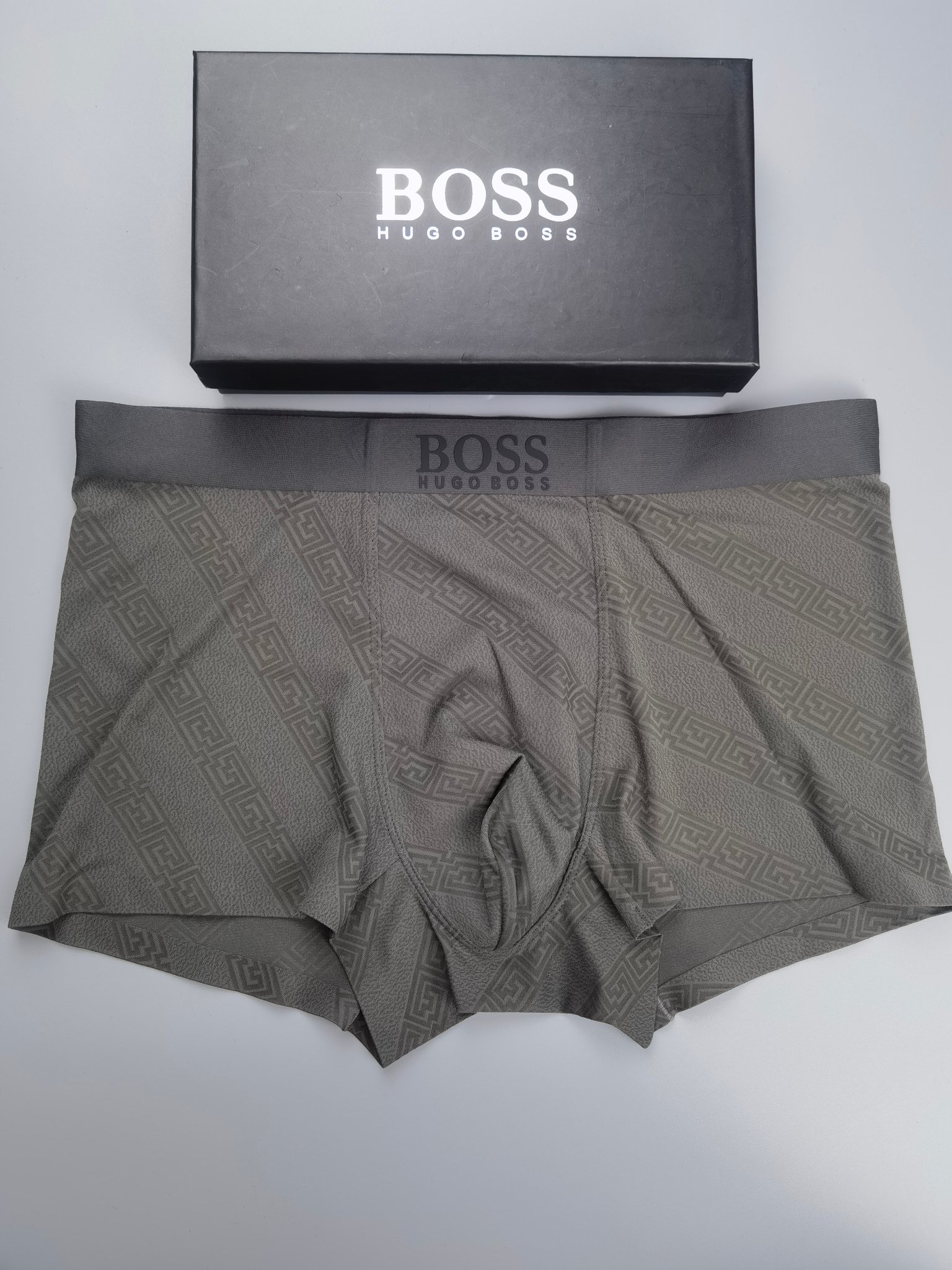 🆕🆕（BOSS）专柜最新款，最新款，绝对的原单品质，全手工切割工艺   专柜订制进口锦纶面料。  手感柔