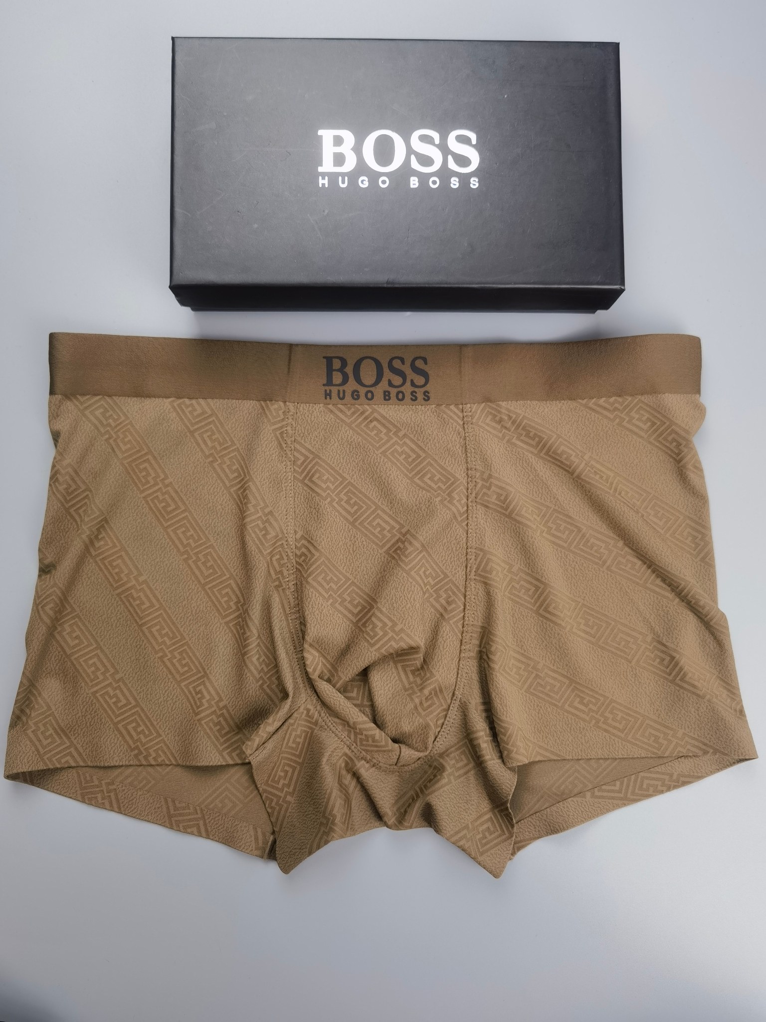 🆕🆕（BOSS）专柜最新款，最新款，绝对的原单品质，全手工切割工艺   专柜订制进口锦纶面料。  手感柔
