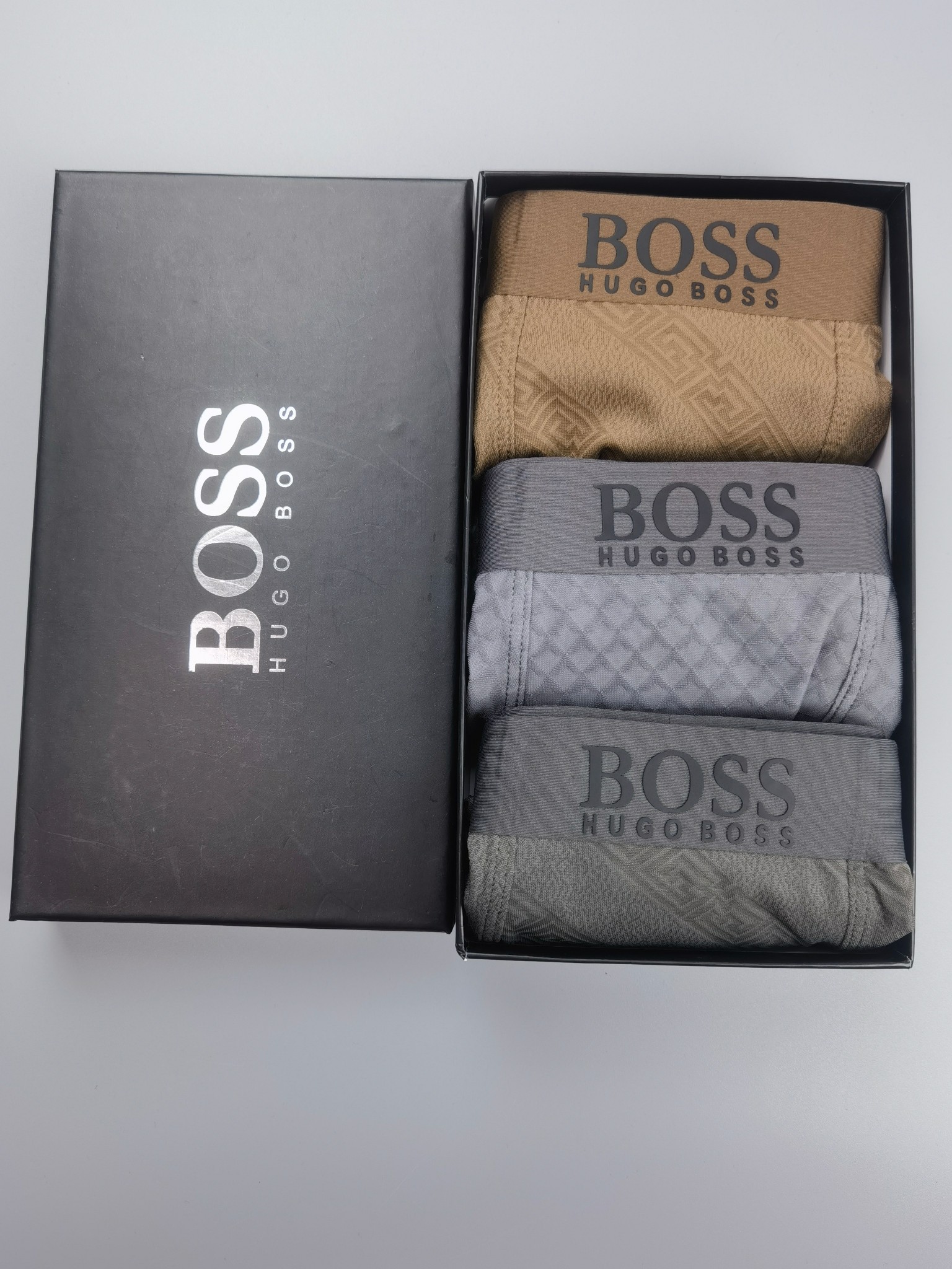 🆕🆕（BOSS）专柜最新款，最新款，绝对的原单品质，全手工切割工艺   专柜订制进口锦纶面料。  手感柔