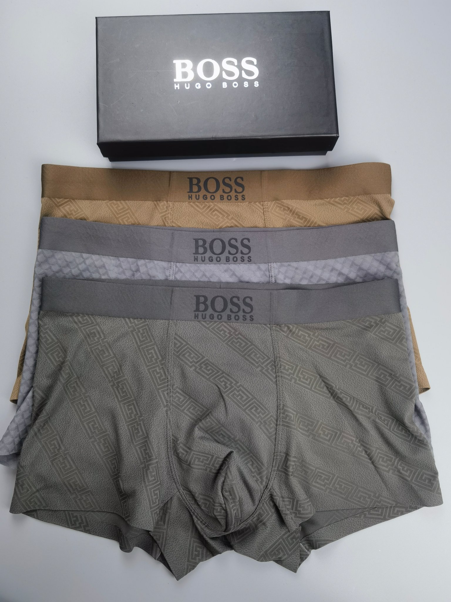 🆕🆕（BOSS）专柜最新款，最新款，绝对的原单品质，全手工切割工艺   专柜订制进口锦纶面料。  手感柔
