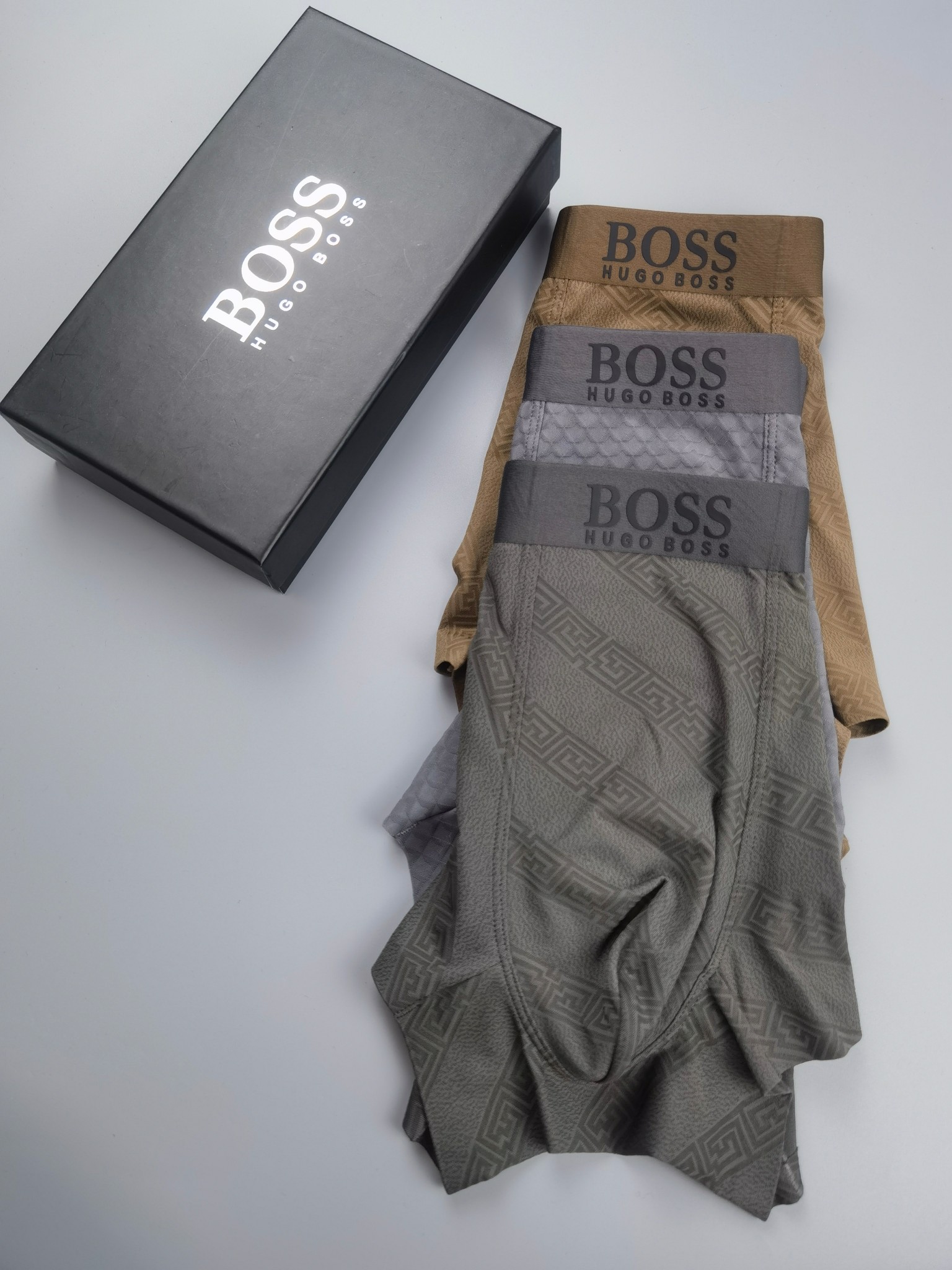 🆕🆕（BOSS）专柜最新款，最新款，绝对的原单品质，全手工切割工艺   专柜订制进口锦纶面料。  手感柔