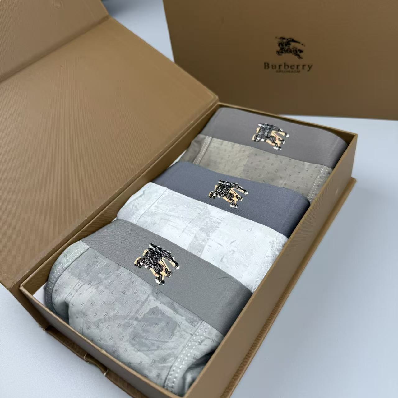 🆕🆕（巴宝莉）专柜最新款，最新高周波硅胶款，绝对的原单品质，全手工切割工艺   专柜订制进口面料。  手