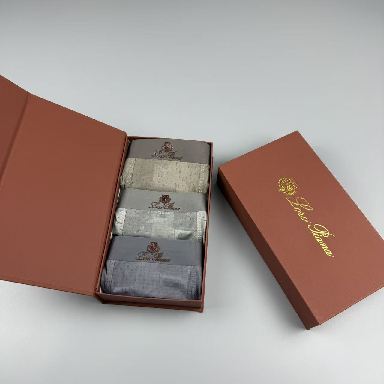 🆕🆕（LP）专柜最新款，最新高周波硅胶款，绝对的原单品质，全手工切割工艺   专柜订制进口面料。  手感