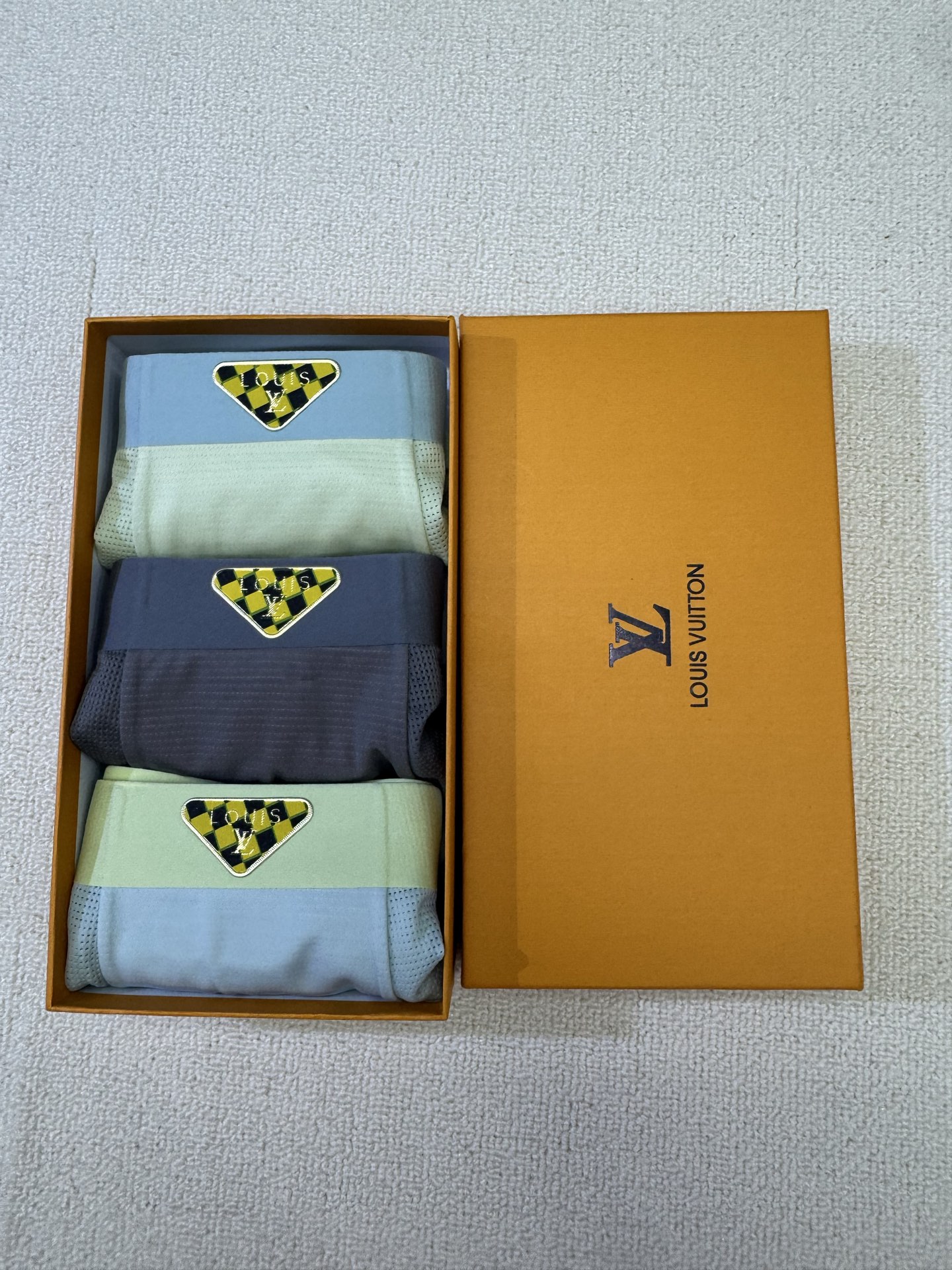 P80 LOUIS VUITTON（LV）原单品质！精品盒装男士内裤！外贸国外订单，高品质，锦纶冰丝无痕切割工艺 科学配 82.5%锦纶+17.5%氨纶，丝滑 透气 舒适！有型！ 一点也不紧绷 按照人体工程学设计 彰显男性性感魅力 超级好穿  一盒3条  L-4XL（注:贴身衣物 不退不换）