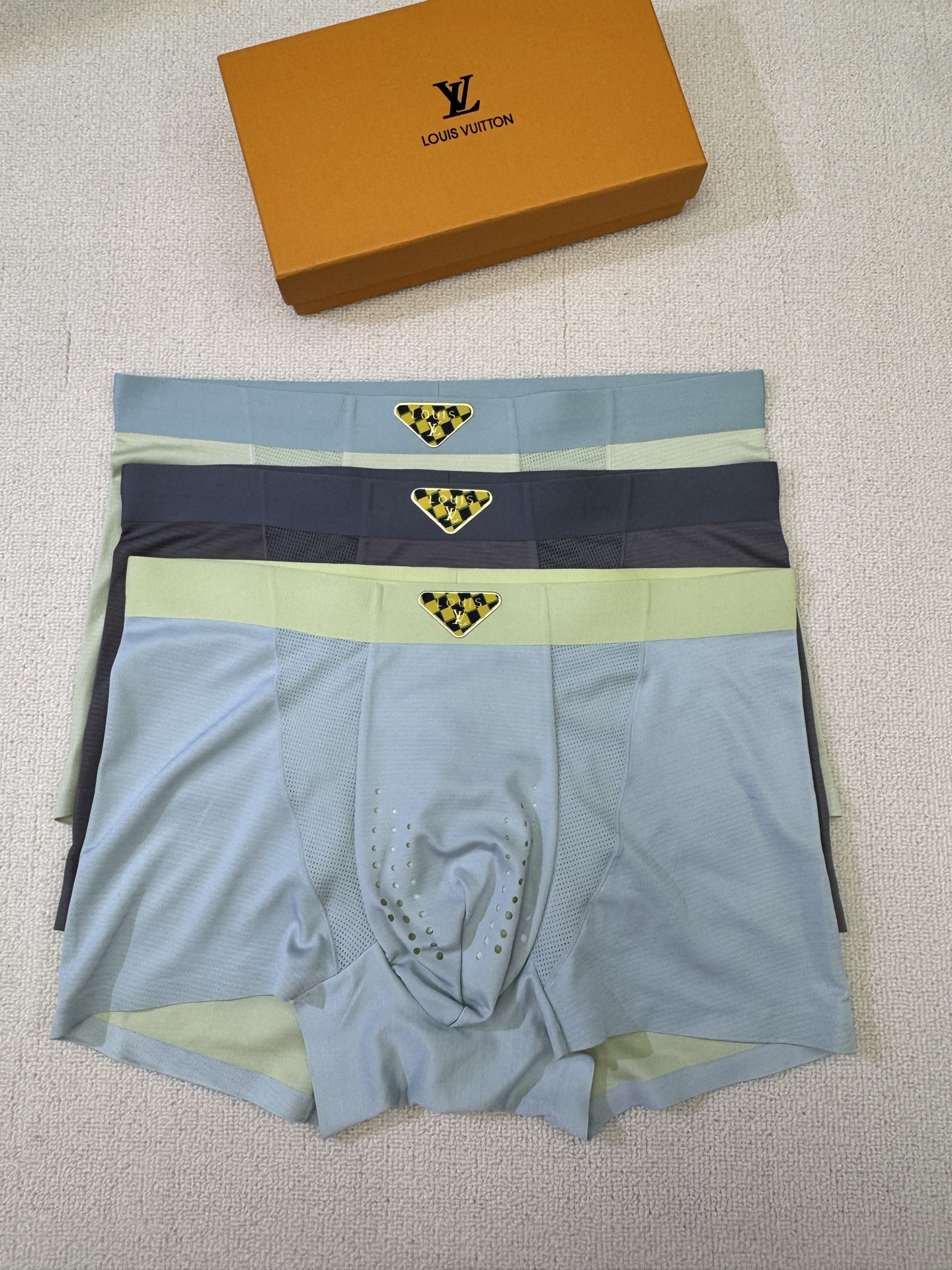 P80 LOUIS VUITTON（LV）原单品质！精品盒装男士内裤！外贸国外订单，高品质，锦纶冰丝无痕切割工艺 科学配 82.5%锦纶+17.5%氨纶，丝滑 透气 舒适！有型！ 一点也不紧绷 按照人体工程学设计 彰显男性性感魅力 超级好穿  一盒3条  L-4XL（注:贴身衣物 不退不换）