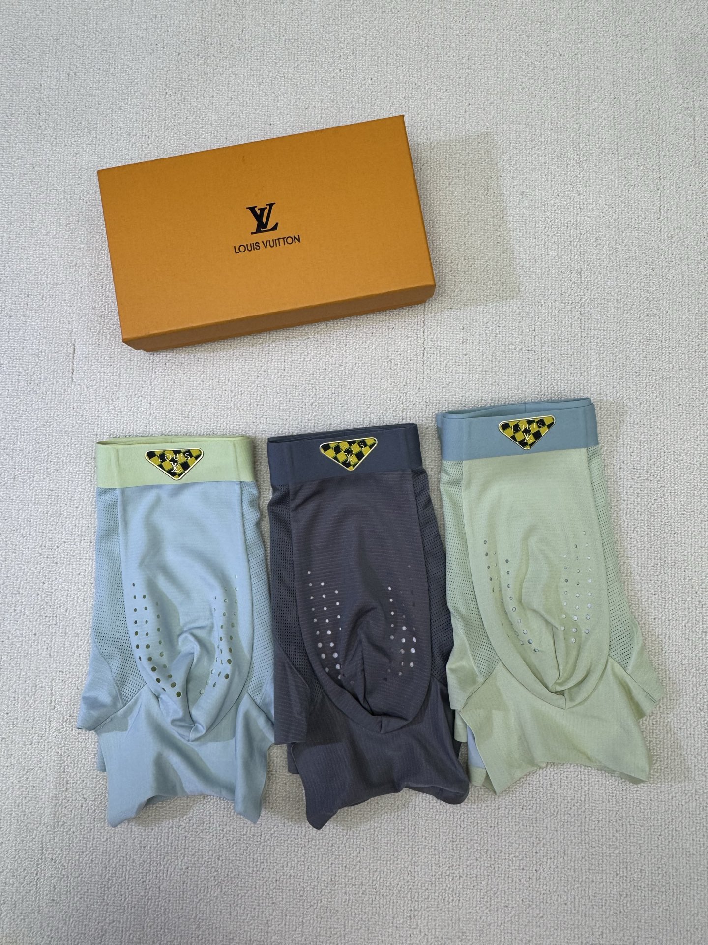 P80 LOUIS VUITTON（LV）原单品质！精品盒装男士内裤！外贸国外订单，高品质，锦纶冰丝无痕切割工艺 科学配 82.5%锦纶+17.5%氨纶，丝滑 透气 舒适！有型！ 一点也不紧绷 按照人体工程学设计 彰显男性性感魅力 超级好穿  一盒3条  L-4XL（注:贴身衣物 不退不换）