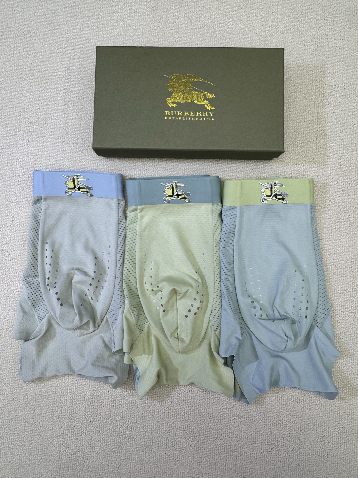 P80 BURBERRY（巴宝莉）原单品质！精品盒装男士内裤！外贸国外订单，高品质，锦纶冰丝无痕切割工艺 科学配 82.5%锦纶+17.5%氨纶，丝滑 透气 舒适！有型！ 一点也不紧绷 按照人体工程学设计 彰显男性性感魅力 超级好穿  一盒3条  L-4XL（注:贴身衣物 不退不换）