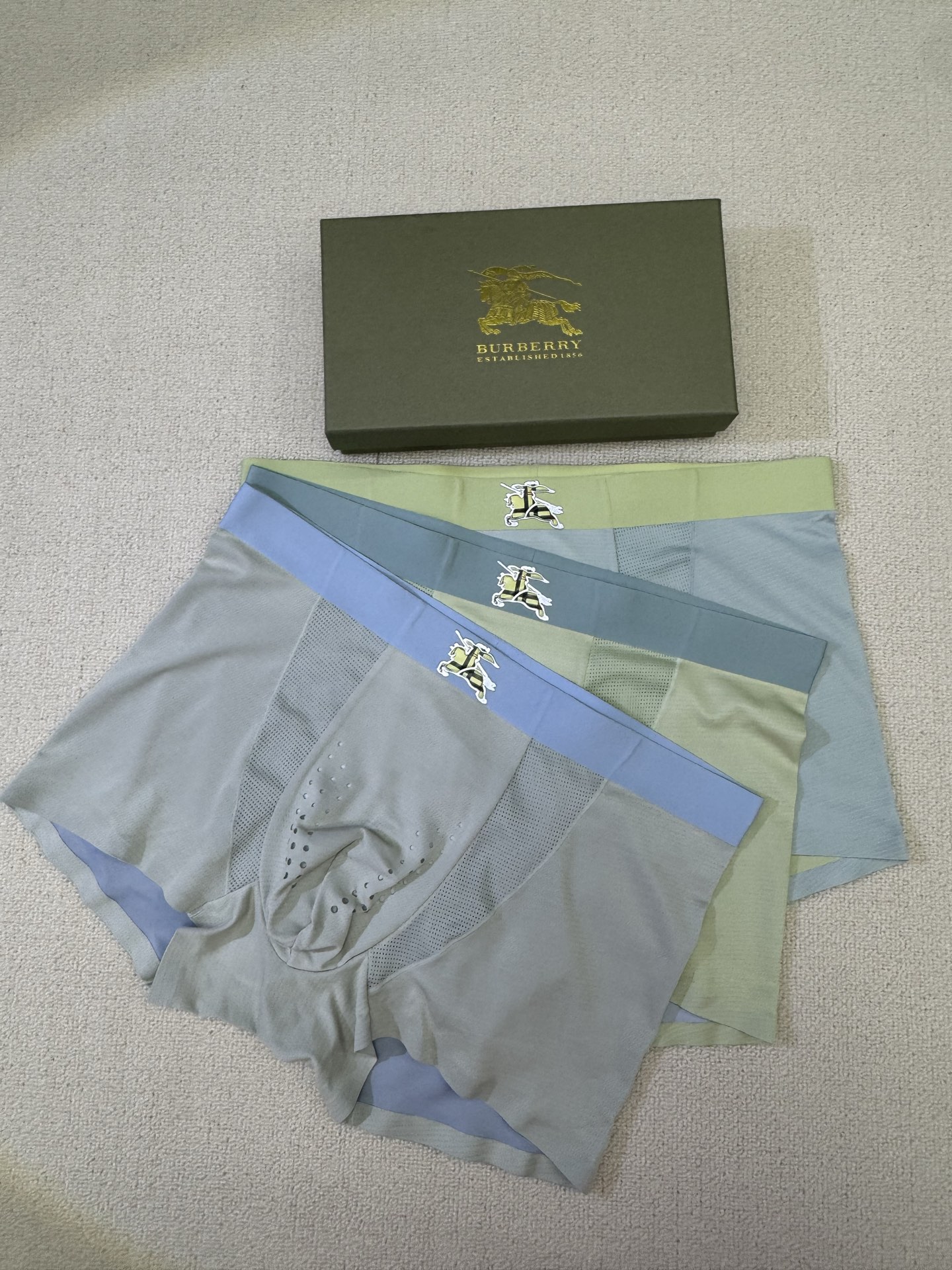 P80 BURBERRY（巴宝莉）原单品质！精品盒装男士内裤！外贸国外订单，高品质，锦纶冰丝无痕切割工艺 科学配 82.5%锦纶+17.5%氨纶，丝滑 透气 舒适！有型！ 一点也不紧绷 按照人体工程学设计 彰显男性性感魅力 超级好穿  一盒3条  L-4XL（注:贴身衣物 不退不换）