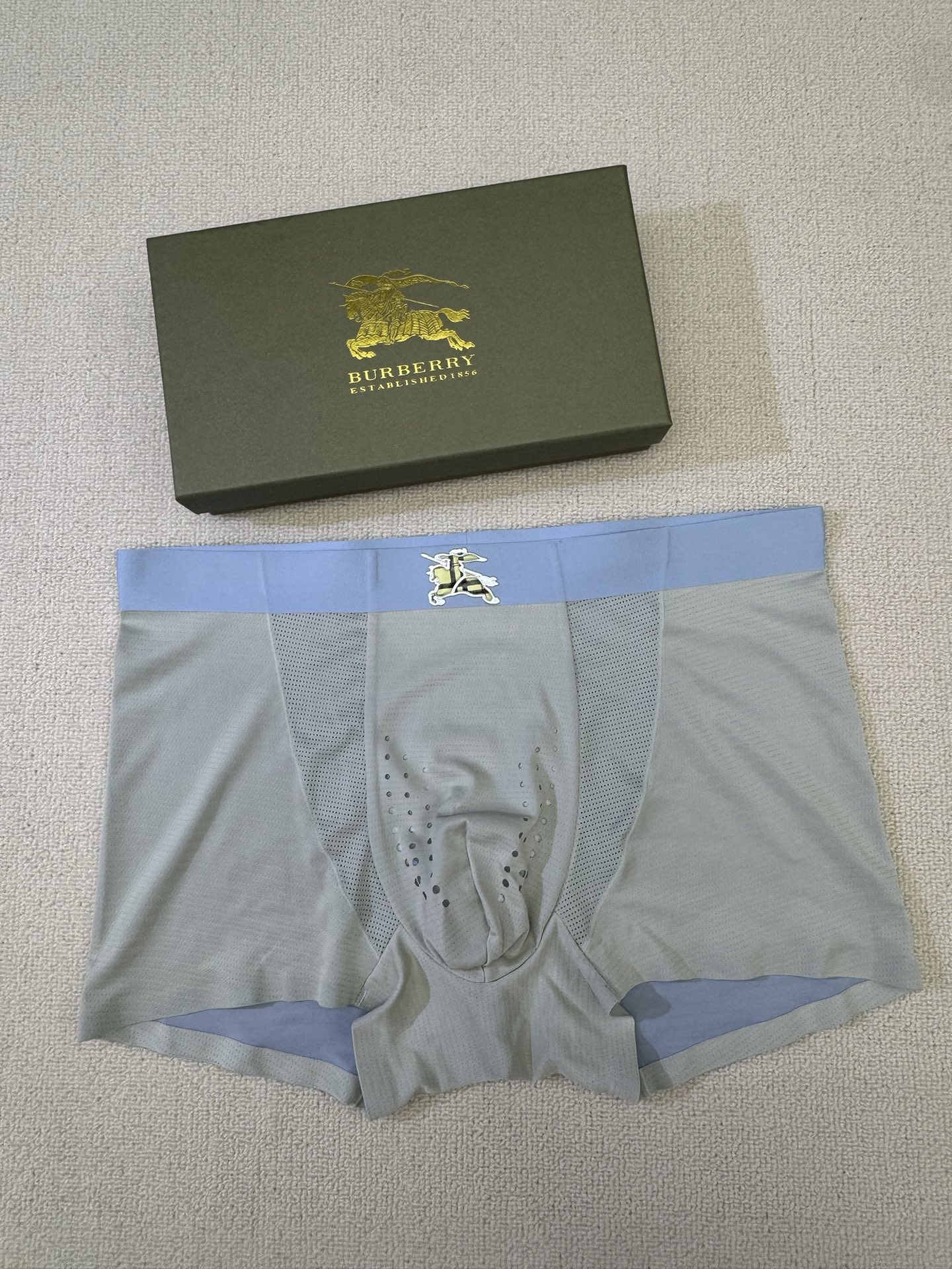 P80 BURBERRY（巴宝莉）原单品质！精品盒装男士内裤！外贸国外订单，高品质，锦纶冰丝无痕切割工艺 科学配 82.5%锦纶+17.5%氨纶，丝滑 透气 舒适！有型！ 一点也不紧绷 按照人体工程学设计 彰显男性性感魅力 超级好穿  一盒3条  L-4XL（注:贴身衣物 不退不换）