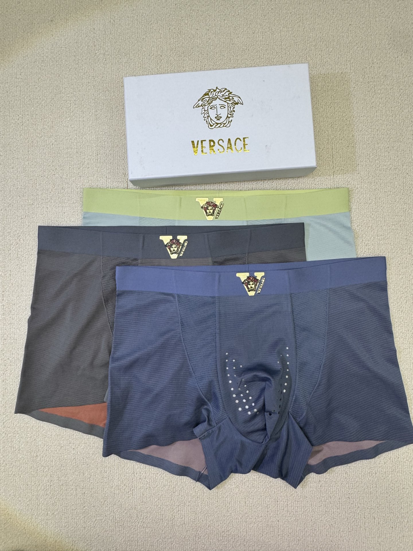 P80 VERSACE（范思哲）原单品质！精品盒装男士内裤！外贸国外订单，高品质，锦纶冰丝无痕切割工艺 科学配 82.5%锦纶+17.5%氨纶，丝滑 透气 舒适！有型！ 一点也不紧绷 按照人体工程学设计 彰显男性性感魅力 超级好穿  一盒3条  L-4XL（注:贴身衣物 不退不换）