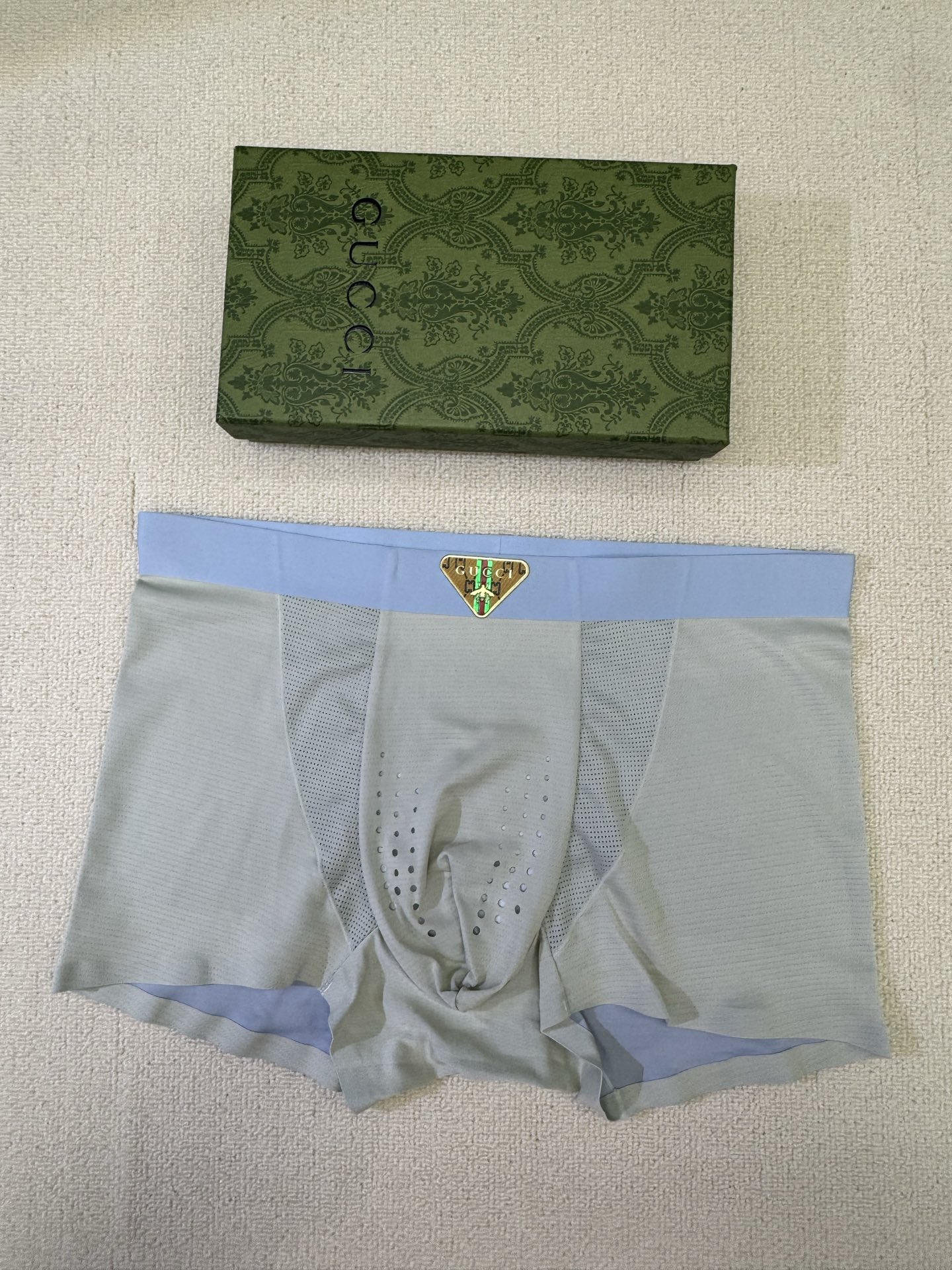 P80 新品！GUCCI（古琦）原单品质，时尚潮男新品 锦纶冰丝无缝切割工艺 科学配 80支蓝鲸莫代尔，丝滑 透气 舒适！有型！ 一点也不紧绷 按照人体工程学设计 彰显男性性感魅力 超级好穿  一盒3条  L-XXXXL 最大穿到40码 （注:贴身衣物 袜子 不退不换）