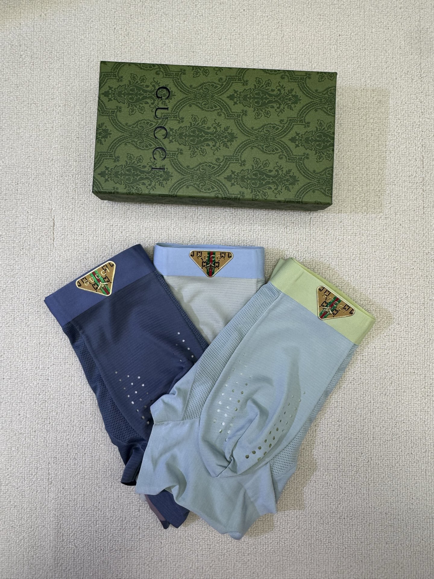 P80 新品！GUCCI（古琦）原单品质，时尚潮男新品 锦纶冰丝无缝切割工艺 科学配 80支蓝鲸莫代尔，丝滑 透气 舒适！有型！ 一点也不紧绷 按照人体工程学设计 彰显男性性感魅力 超级好穿  一盒3条  L-XXXXL 最大穿到40码 （注:贴身衣物 袜子 不退不换）