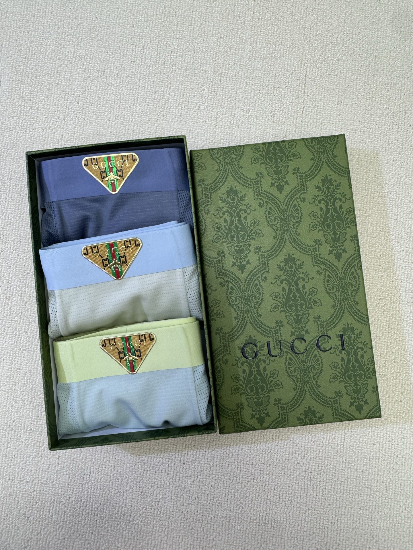 P80 新品！GUCCI（古琦）原单品质，时尚潮男新品 锦纶冰丝无缝切割工艺 科学配 80支蓝鲸莫代尔，丝滑 透气 舒适！有型！ 一点也不紧绷 按照人体工程学设计 彰显男性性感魅力 超级好穿  一盒3条  L-XXXXL 最大穿到40码 （注:贴身衣物 袜子 不退不换）