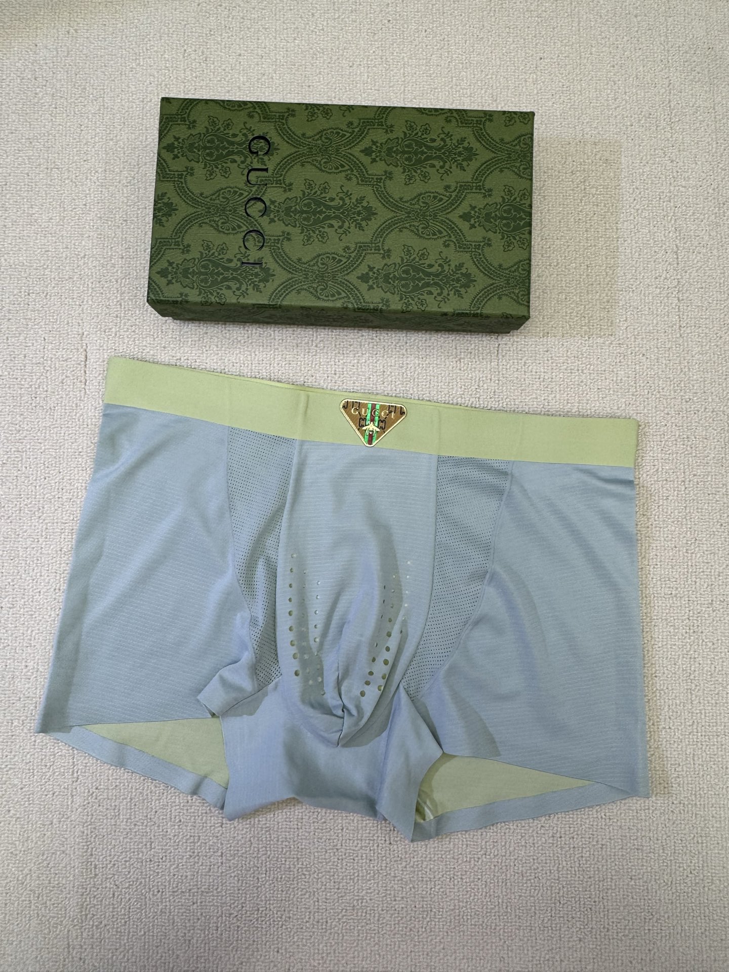 P80 新品！GUCCI（古琦）原单品质，时尚潮男新品 锦纶冰丝无缝切割工艺 科学配 80支蓝鲸莫代尔，丝滑 透气 舒适！有型！ 一点也不紧绷 按照人体工程学设计 彰显男性性感魅力 超级好穿  一盒3条  L-XXXXL 最大穿到40码 （注:贴身衣物 袜子 不退不换）
