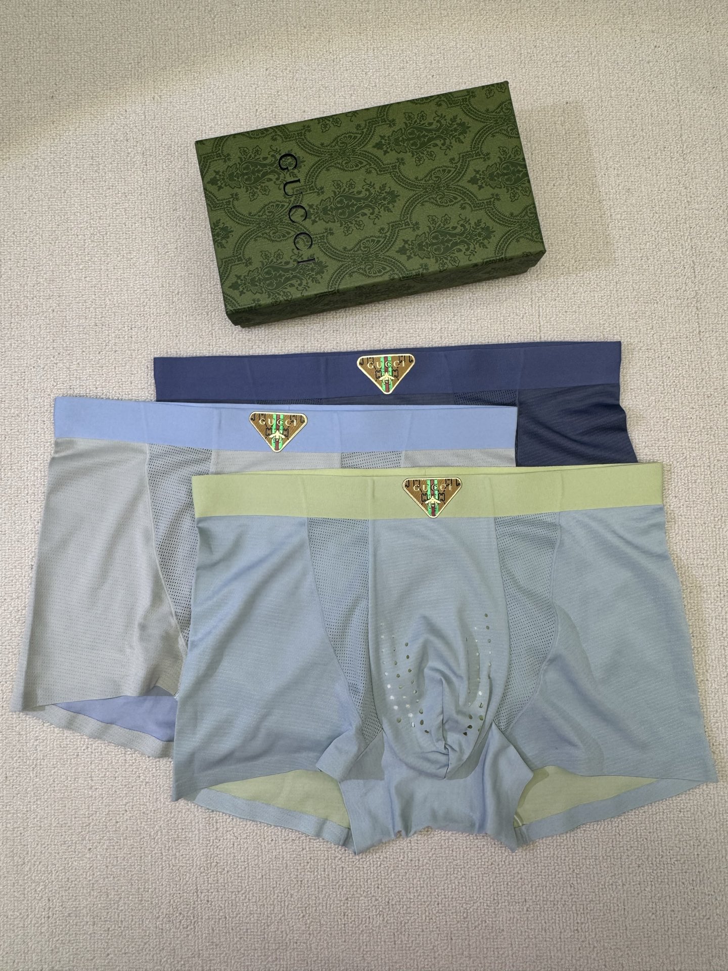 P80 新品！GUCCI（古琦）原单品质，时尚潮男新品 锦纶冰丝无缝切割工艺 科学配 80支蓝鲸莫代尔，丝滑 透气 舒适！有型！ 一点也不紧绷 按照人体工程学设计 彰显男性性感魅力 超级好穿  一盒3条  L-XXXXL 最大穿到40码 （注:贴身衣物 袜子 不退不换）