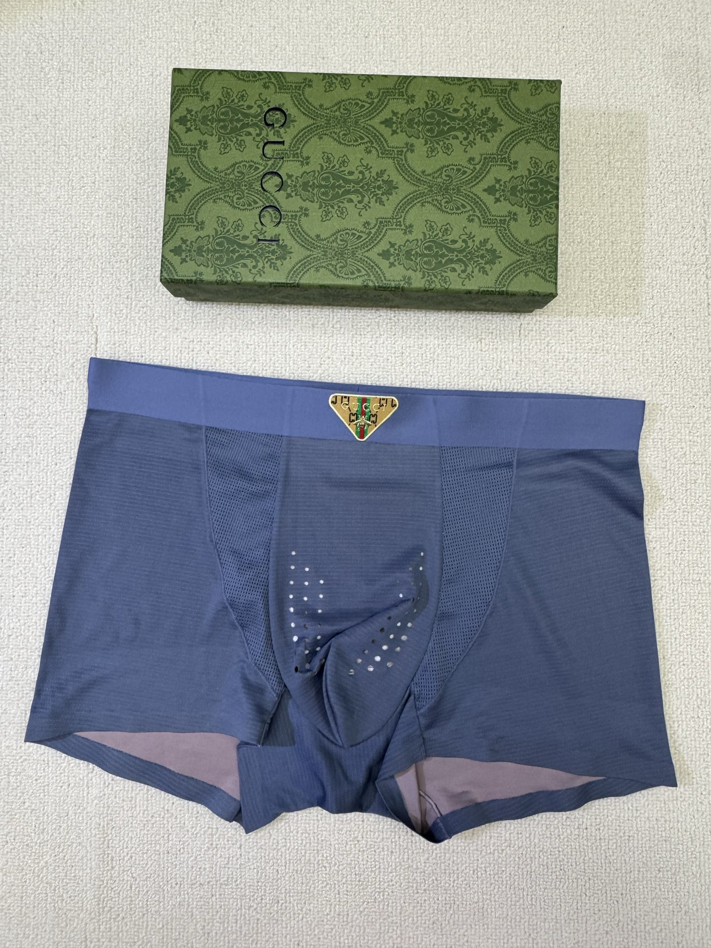 P80 新品！GUCCI（古琦）原单品质，时尚潮男新品 锦纶冰丝无缝切割工艺 科学配 80支蓝鲸莫代尔，丝滑 透气 舒适！有型！ 一点也不紧绷 按照人体工程学设计 彰显男性性感魅力 超级好穿  一盒3条  L-XXXXL 最大穿到40码 （注:贴身衣物 袜子 不退不换）