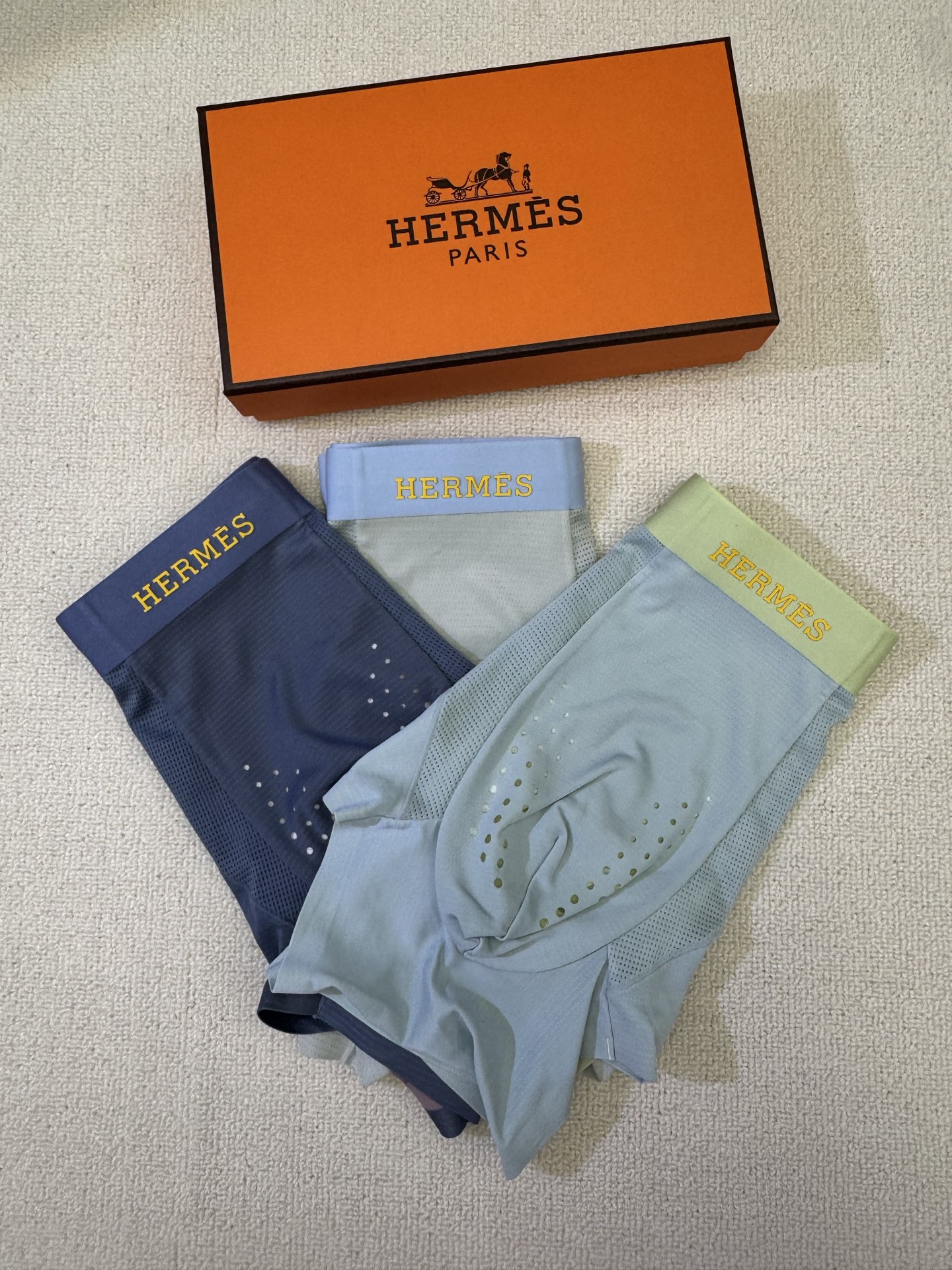  新品！爱马仕 HERMES 原单品质！潮流奢品 ！轻薄透设计，采用进口轻薄桑蚕丝 轻薄透气丝滑 无痕裁