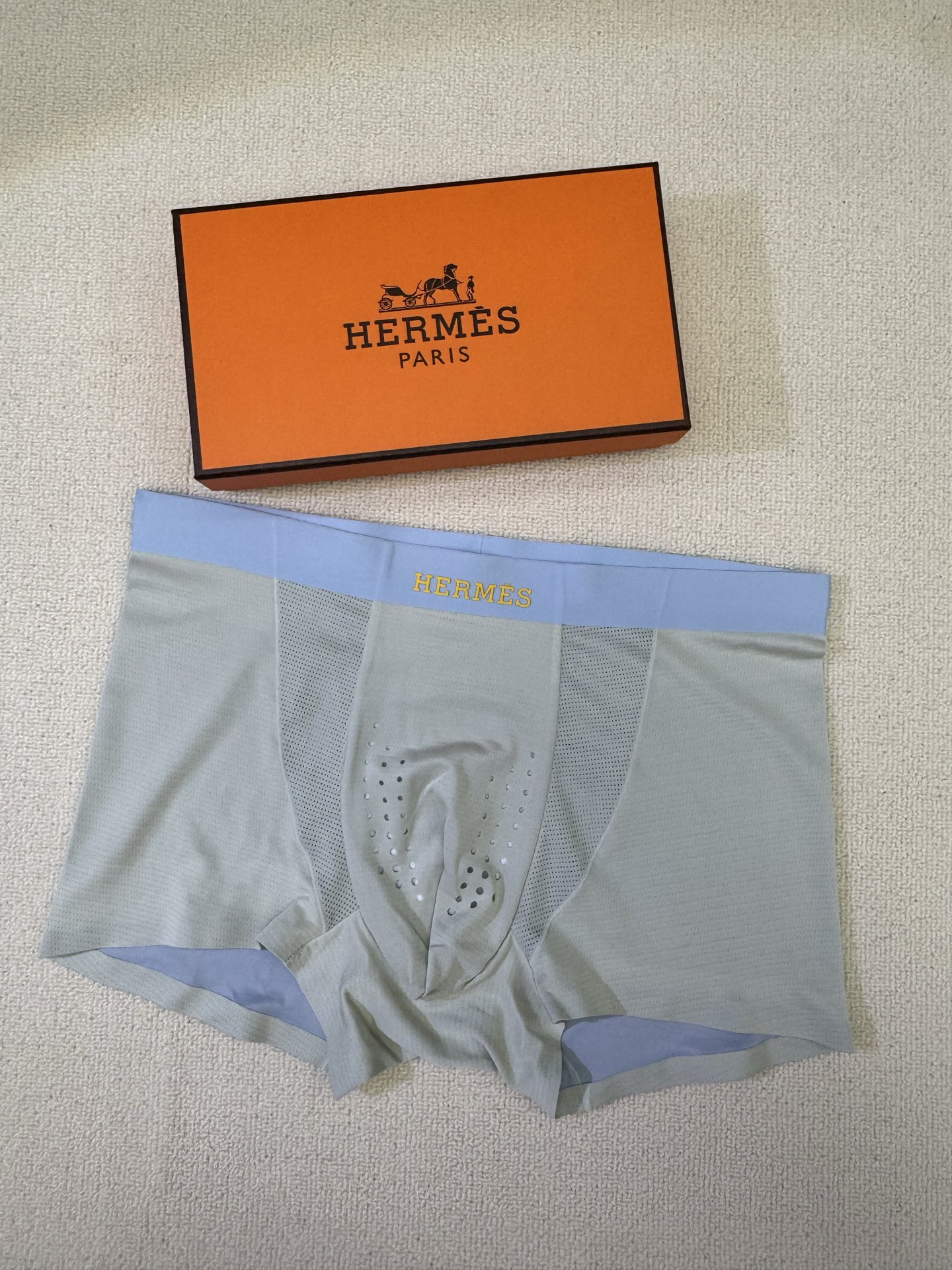  新品！爱马仕 HERMES 原单品质！潮流奢品 ！轻薄透设计，采用进口轻薄桑蚕丝 轻薄透气丝滑 无痕裁