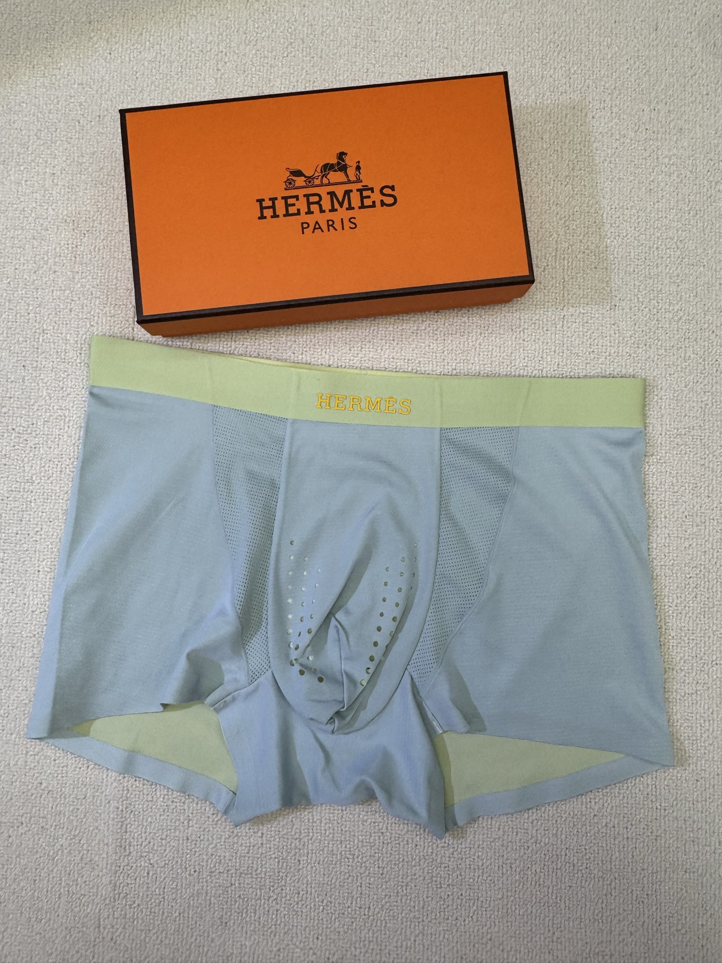  新品！爱马仕 HERMES 原单品质！潮流奢品 ！轻薄透设计，采用进口轻薄桑蚕丝 轻薄透气丝滑 无痕裁