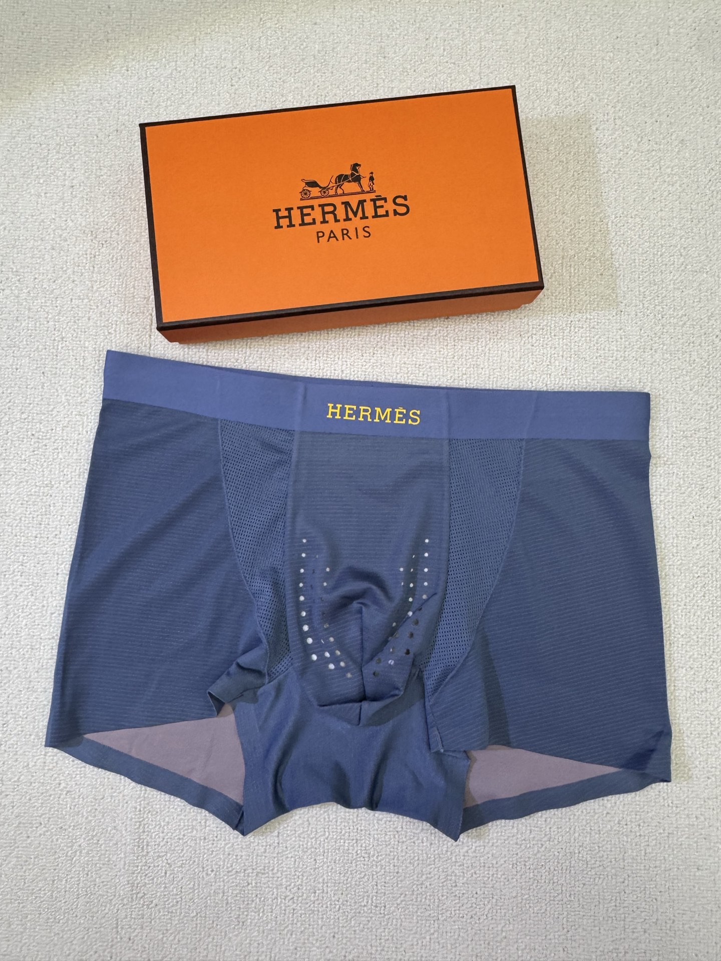  新品！爱马仕 HERMES 原单品质！潮流奢品 ！轻薄透设计，采用进口轻薄桑蚕丝 轻薄透气丝滑 无痕裁