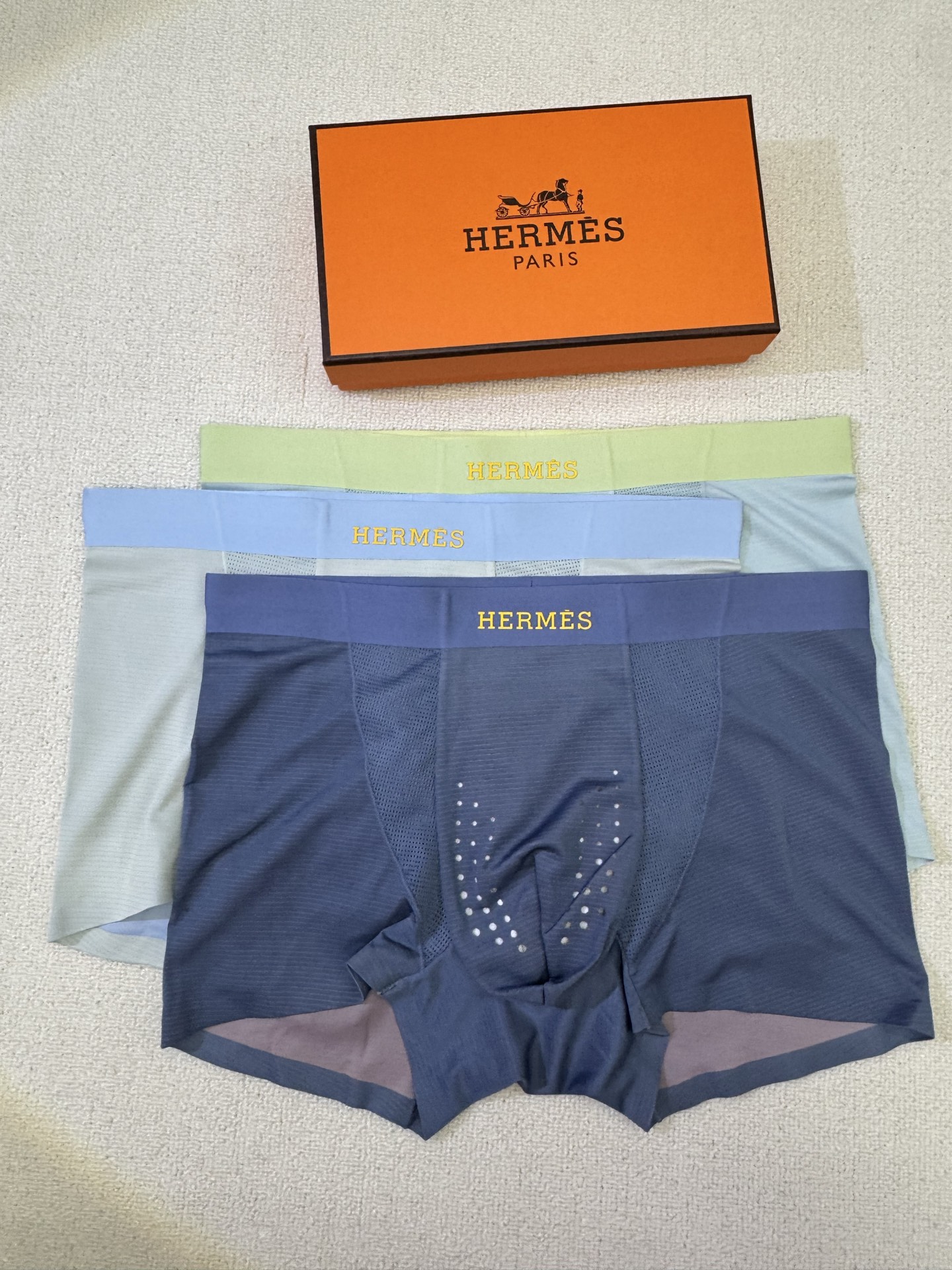  新品！爱马仕 HERMES 原单品质！潮流奢品 ！轻薄透设计，采用进口轻薄桑蚕丝 轻薄透气丝滑 无痕裁