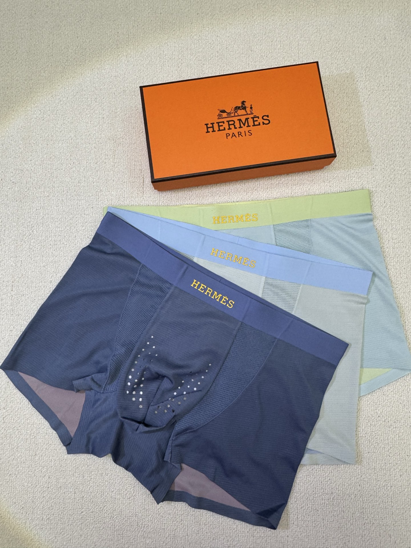  新品！爱马仕 HERMES 原单品质！潮流奢品 ！轻薄透设计，采用进口轻薄桑蚕丝 轻薄透气丝滑 无痕裁