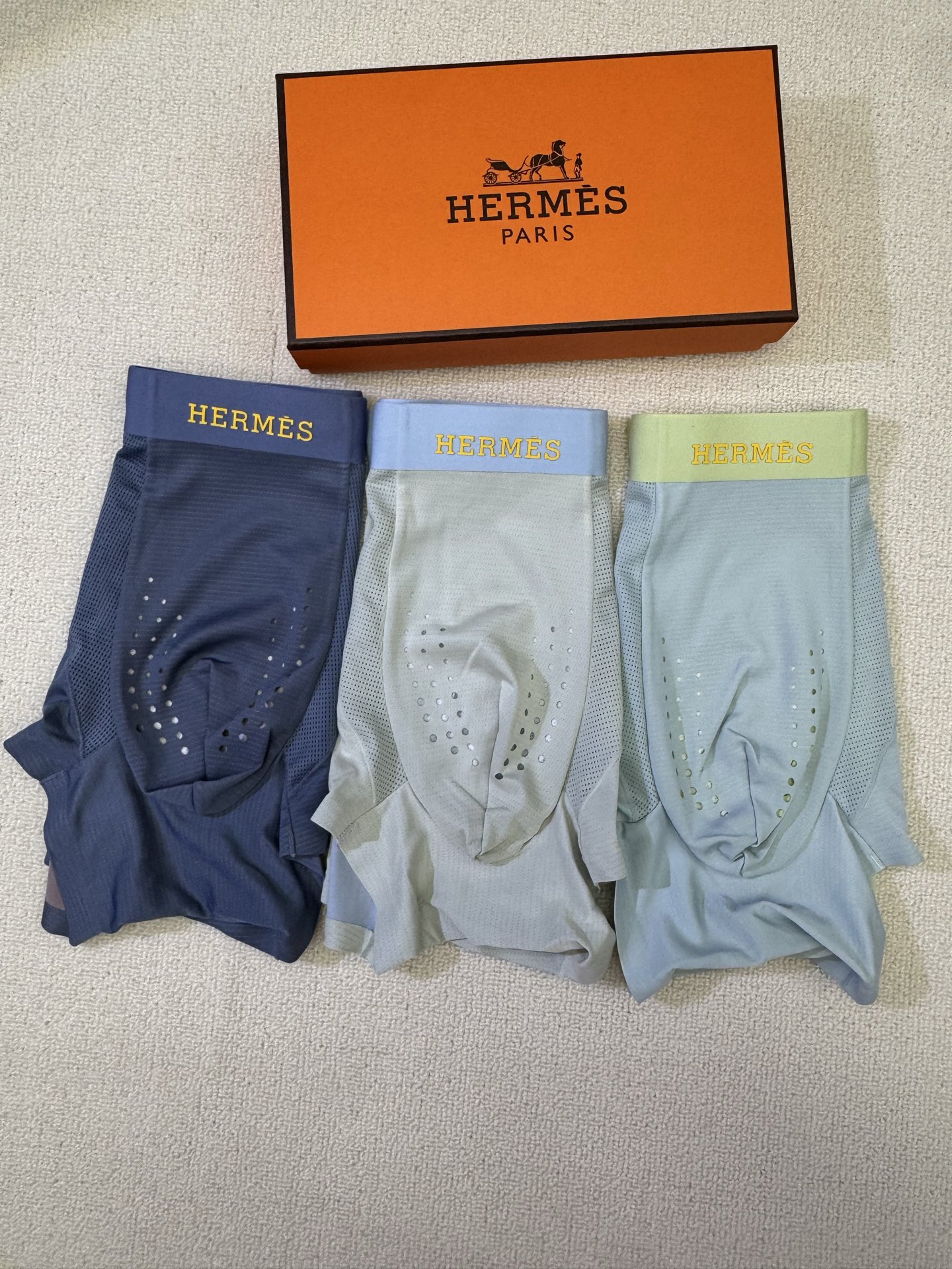  新品！爱马仕 HERMES 原单品质！潮流奢品 ！轻薄透设计，采用进口轻薄桑蚕丝 轻薄透气丝滑 无痕裁
