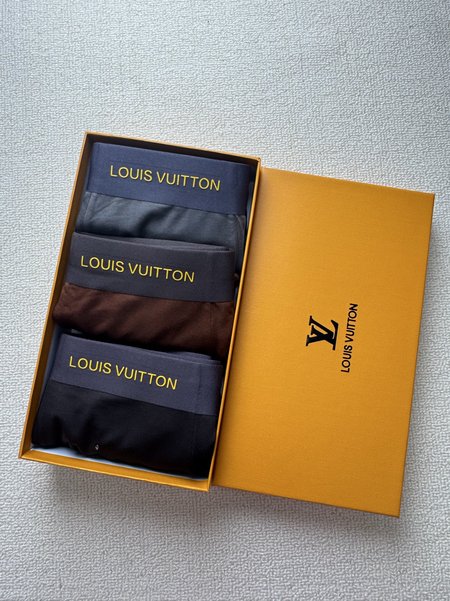 🔥🔥🔥LV爆款到货、专柜专属Logo，绝对的原单品质，无缝切割工艺 、订织面料和颜色木代尔面膜舒适！有型