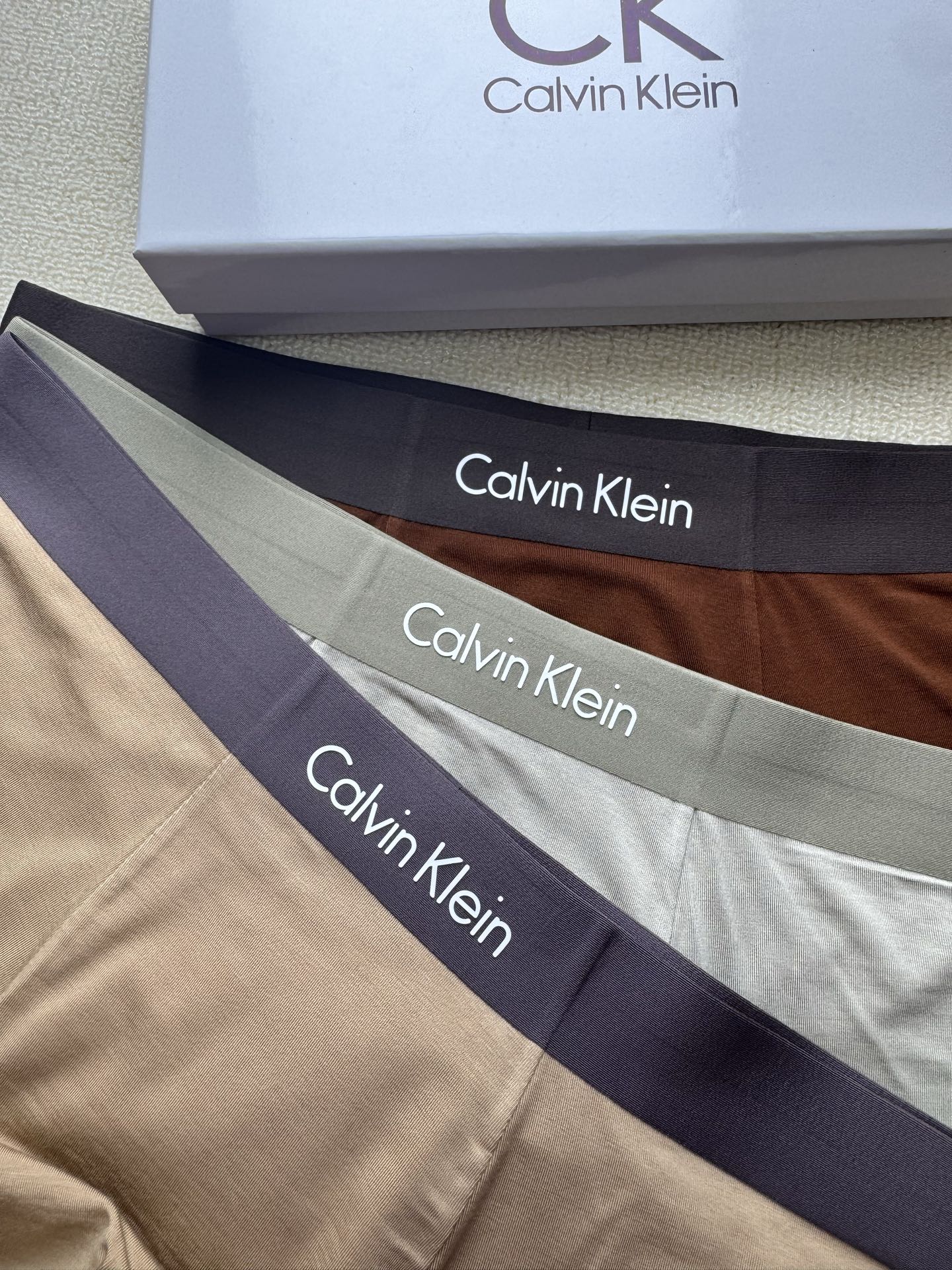 🔥🔥🔥ck 爆款到货、专柜专属Logo，绝对的原单品质，无缝切割工艺 、订织面料和颜色木代尔面料，一盒3