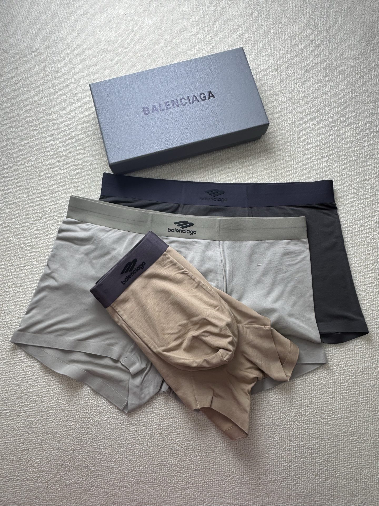 🔥🔥🔥巴黎爆款到货、专柜专属Logo，绝对的原单品质，无缝切割工艺 、订织面料和颜色木代尔面料，一盒3条