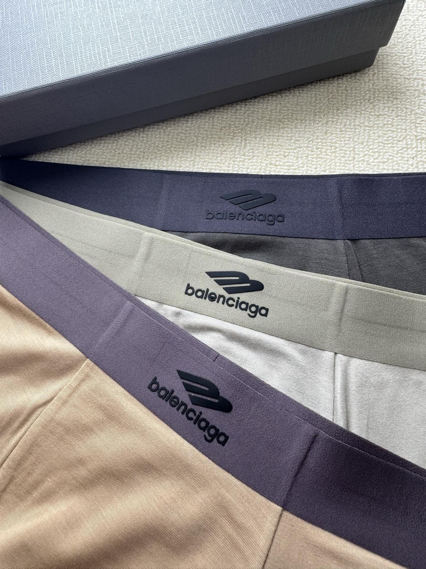 🔥🔥🔥巴黎爆款到货、专柜专属Logo，绝对的原单品质，无缝切割工艺 、订织面料和颜色木代尔面料，一盒3条