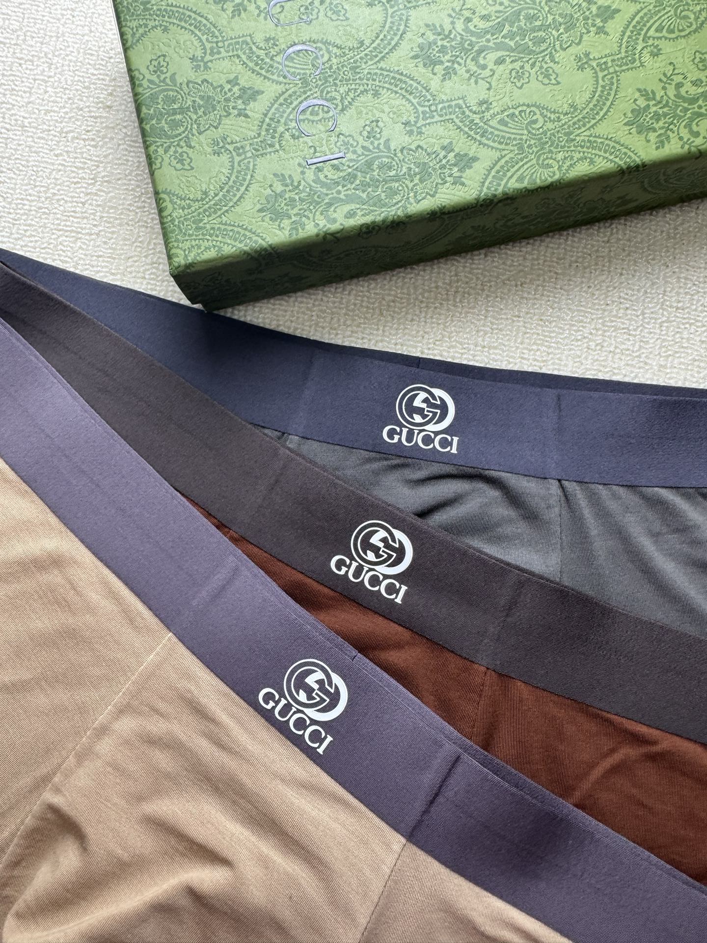 🔥🔥🔥古奇爆款到货、专柜专属Logo，绝对的原单品质，无缝切割工艺 、订织面料和颜色木代尔面料，一盒3条