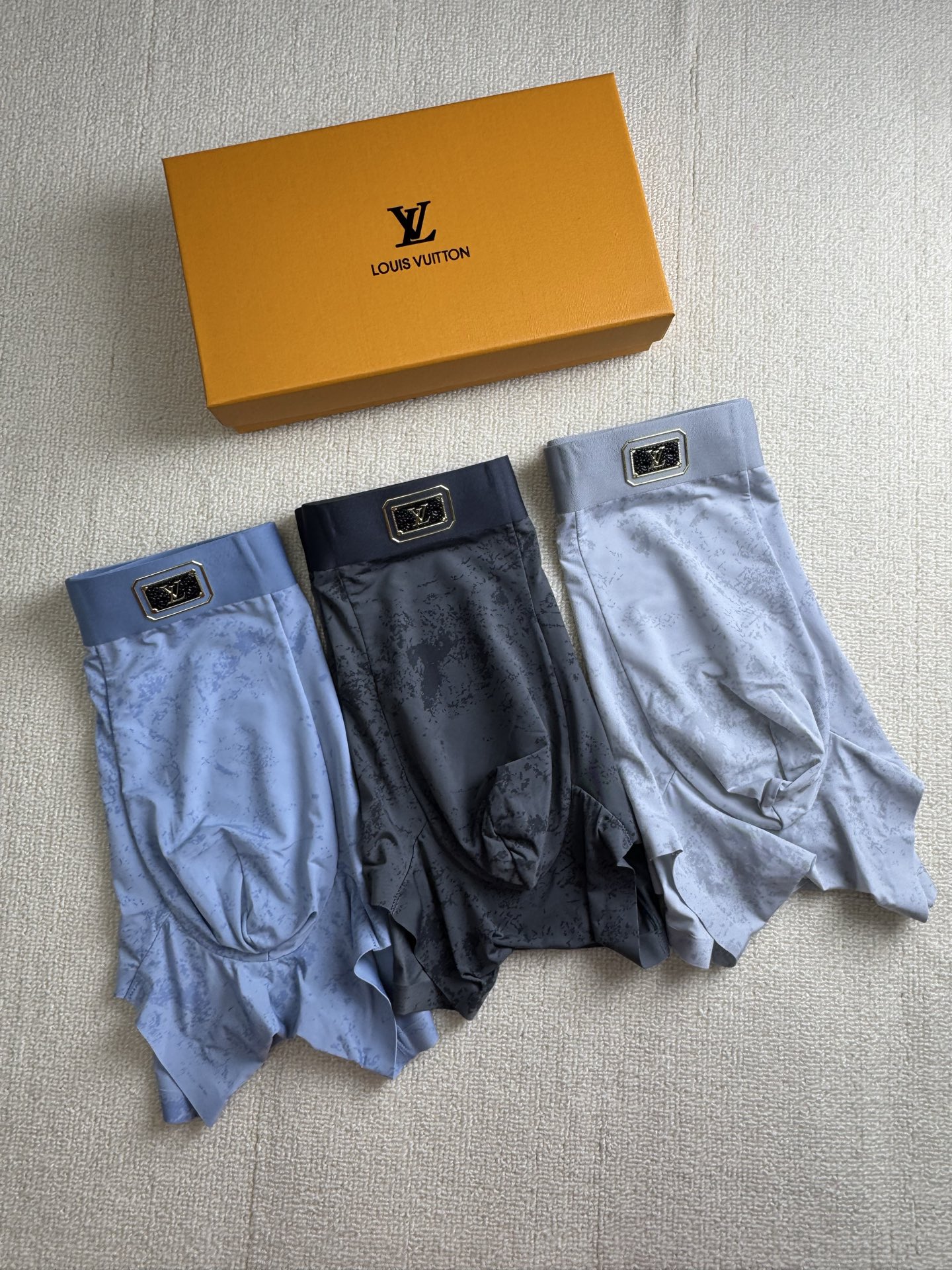🆕🆕LV 专柜最新款，最新款，绝对的原单品质，全手工切割工艺   专柜订制进口面料。  手感柔软  透气