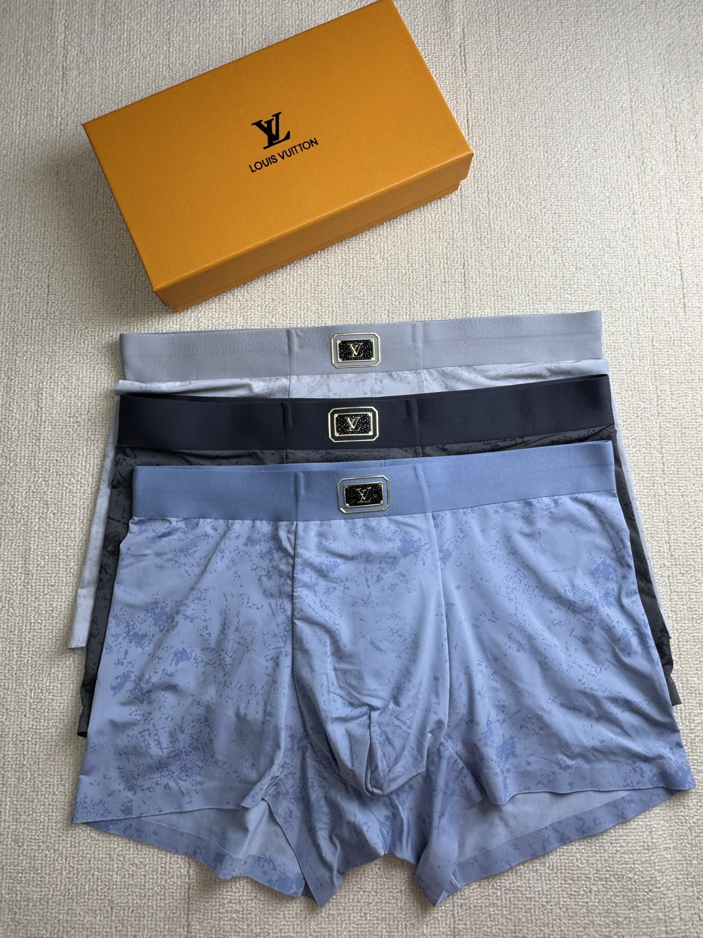 🆕🆕LV 专柜最新款，最新款，绝对的原单品质，全手工切割工艺   专柜订制进口面料。  手感柔软  透气