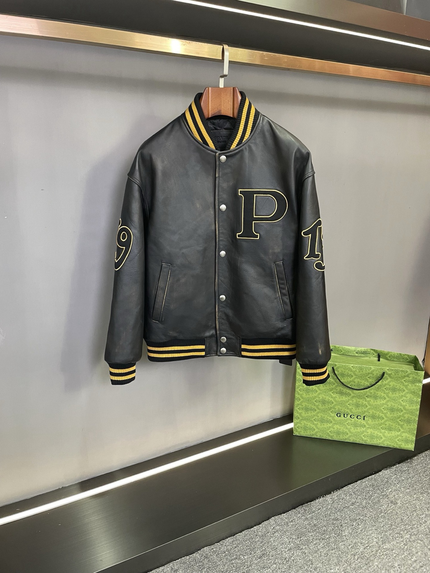 🎉 ¡Las nuevas chaquetas de piel de oveja para hombre de otoño e invierno Prada ADA 2024 ya están disponibles! 🎉 Piel …