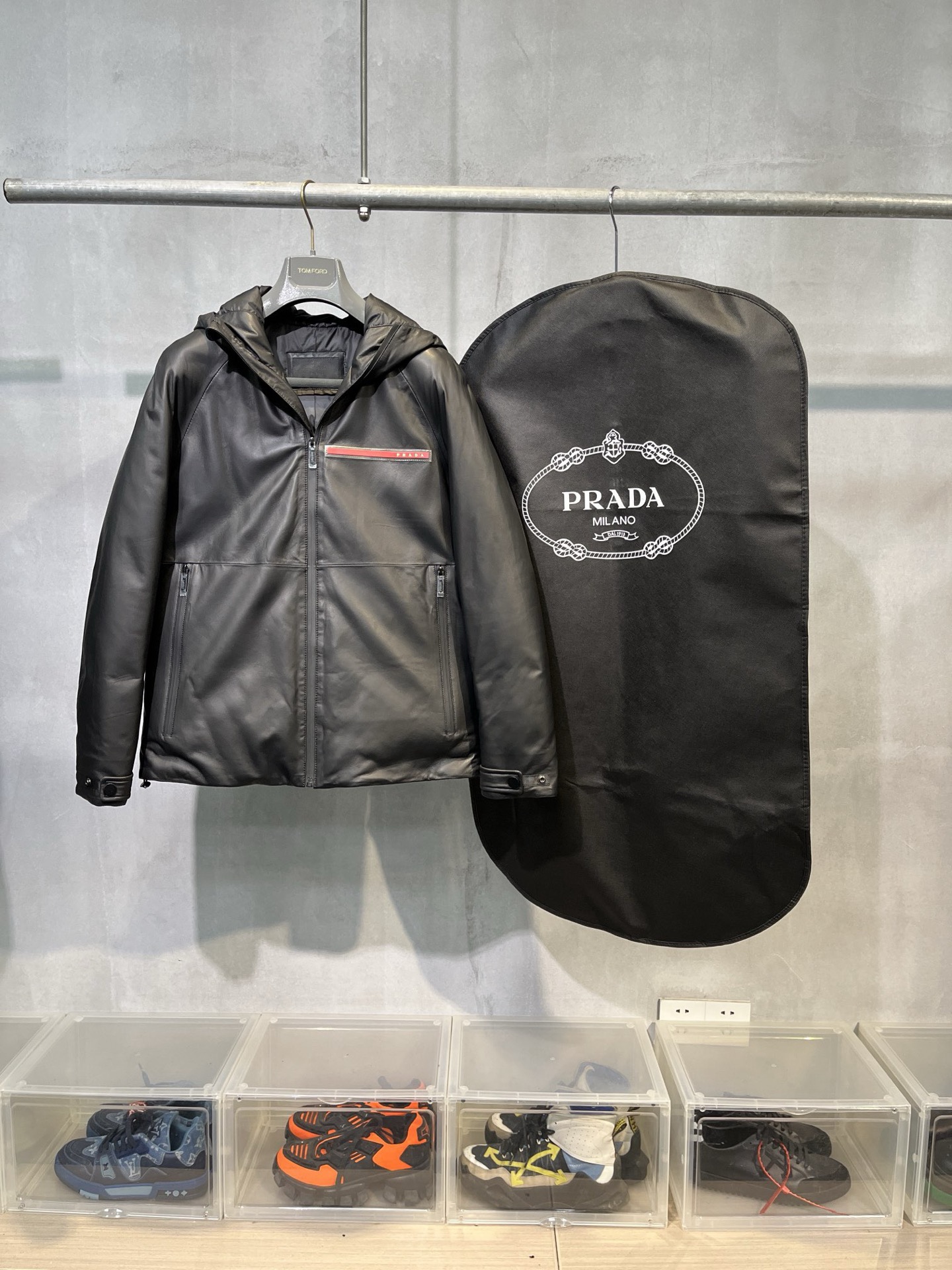 Una chaqueta de cuero con capucha es una chaqueta de cuero con pleno sentido del diseño. Tiene un estilo mejorado de la…