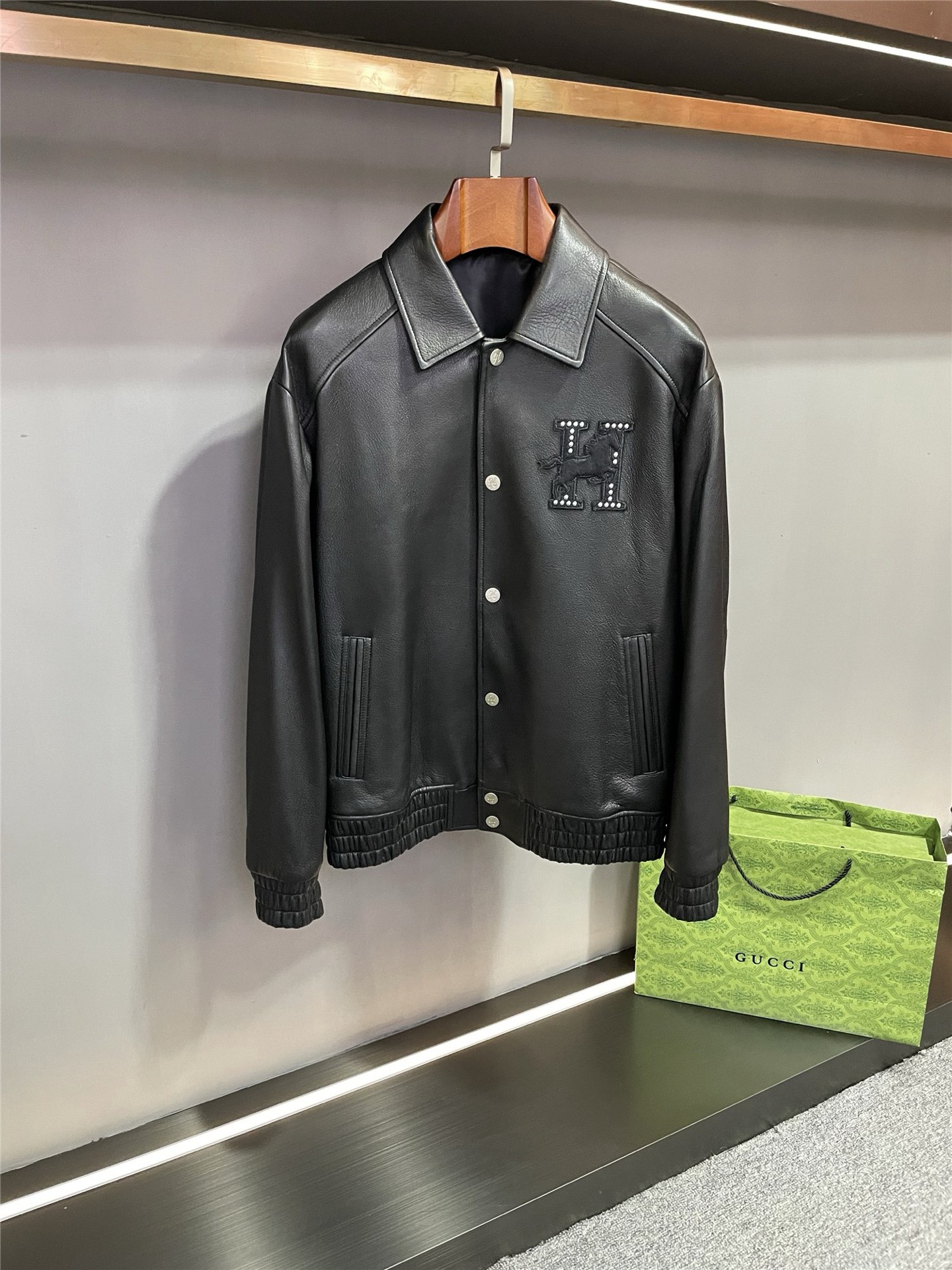 Hermès HERMES🌈🌈Nueva chaqueta de piel de oveja para hombre de otoño-invierno 24🧥 Hermès lanzó cuidadosamente una nue…