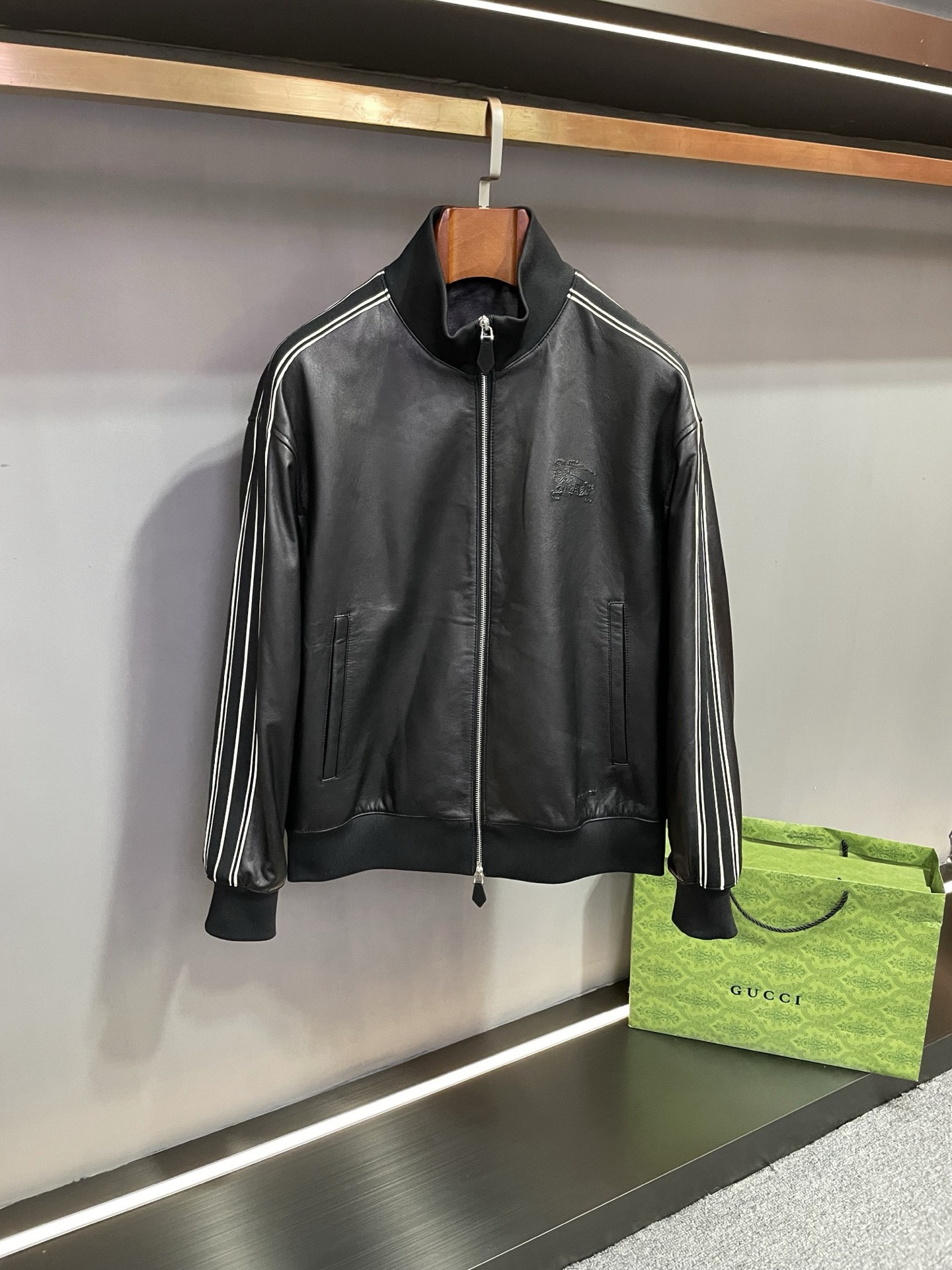 24 nuevas chaquetas de cuero para hombre de otoño e invierno: una pieza de lujo clásica y de moda. Esta chaqueta de cue…