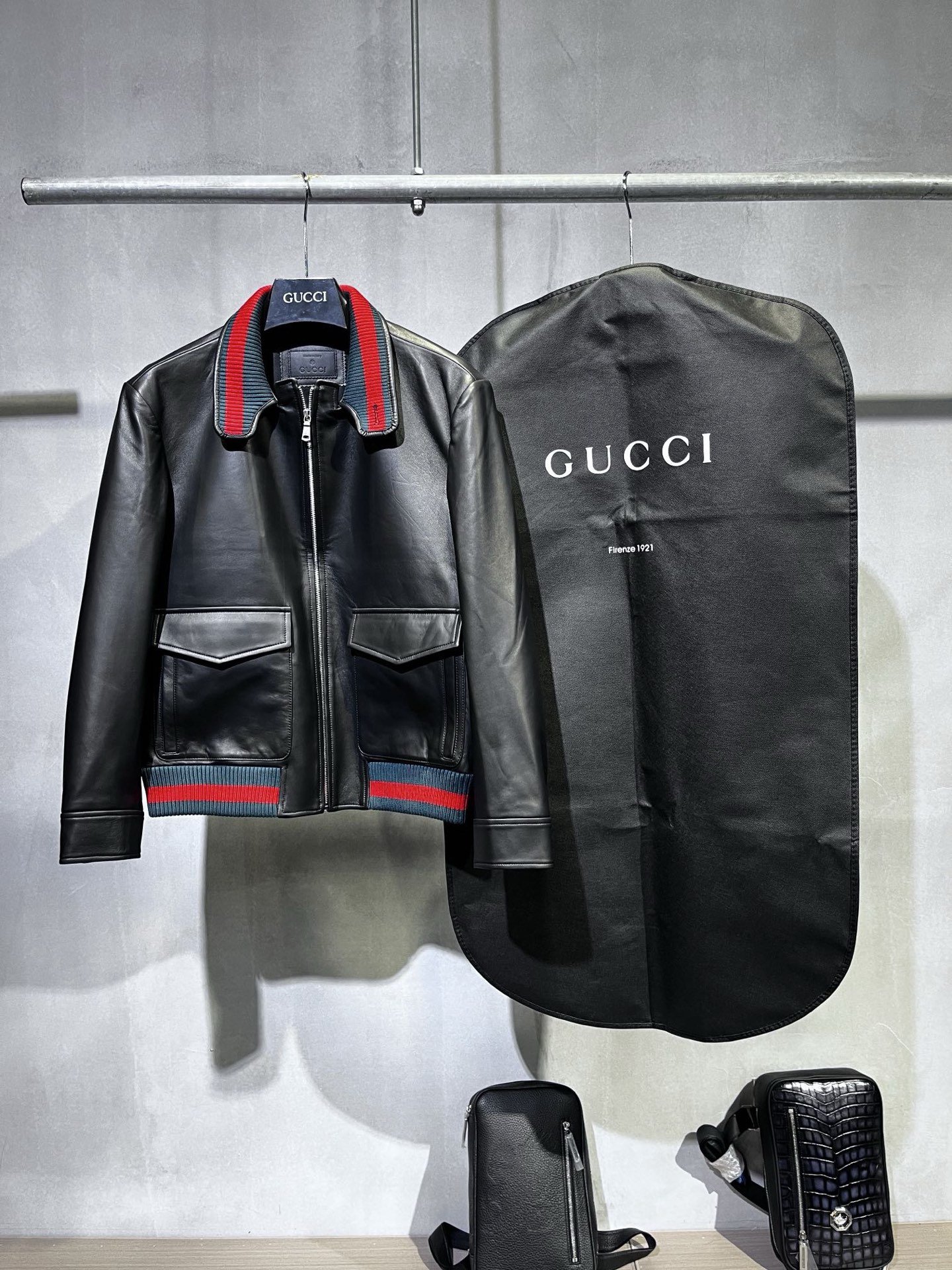 Modelo XK23307 Chaqueta de aviador GUCCI. Material: piel de cordero. Color: marrón, otros colores por encargo. Corte: r…