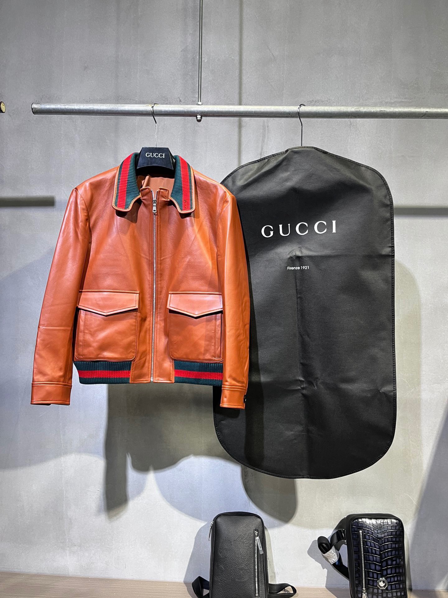 Chaqueta de aviador Gucci de la serie Panda. Material: piel de cordero. Color: marrón, otros colores por encargo. Corte…