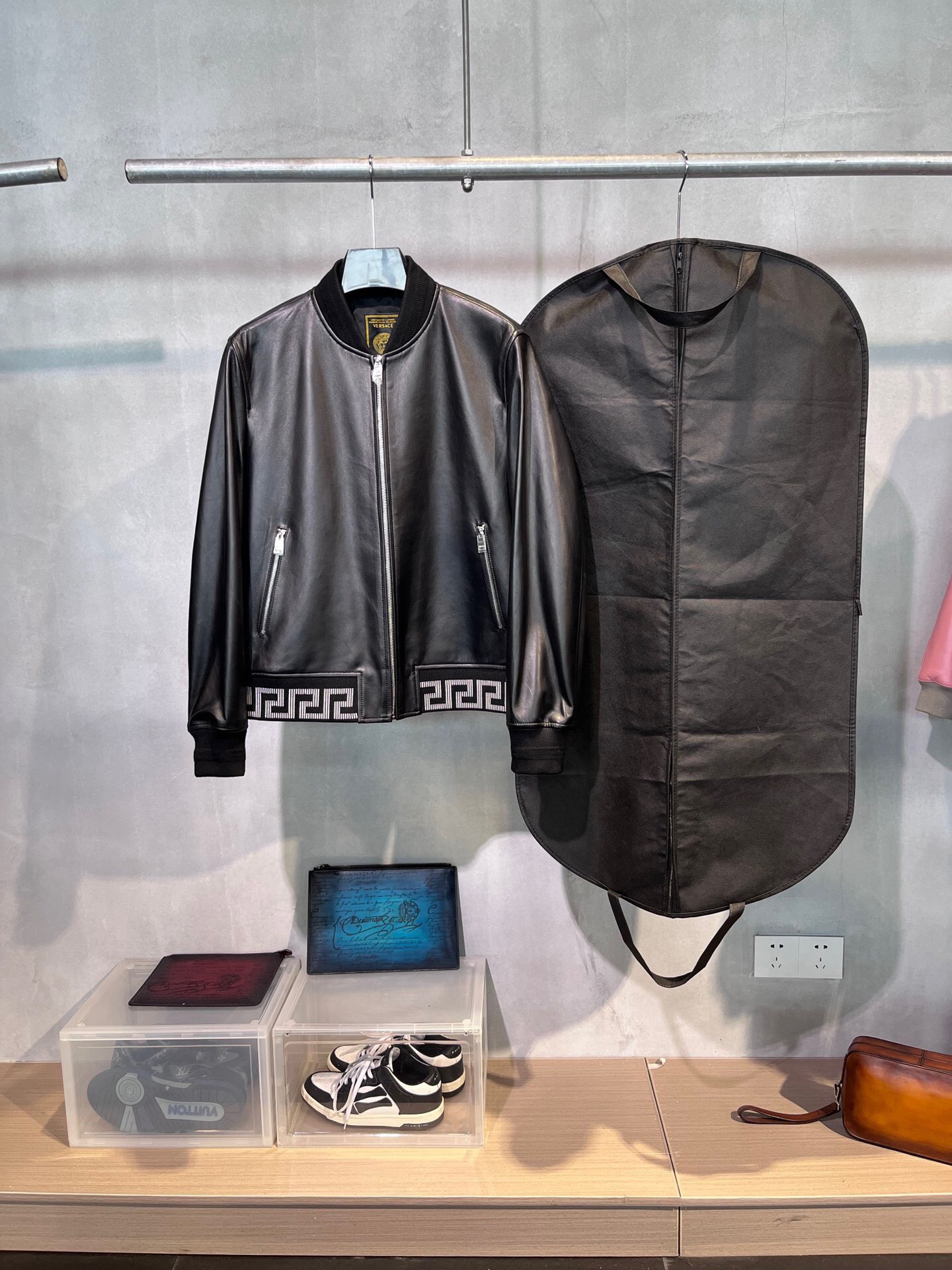 🆕 Chaqueta de aviador de piel de cordero con patrón de meandro griego de Versace, chaqueta de béisbol clásica de cuero…