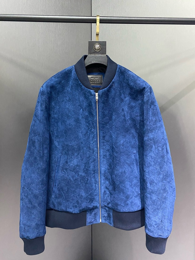 Chaqueta de béisbol clásica de Gucci. La tela es de piel de oveja de raza mixta sudafricana, con acabado de gamuza. Las…